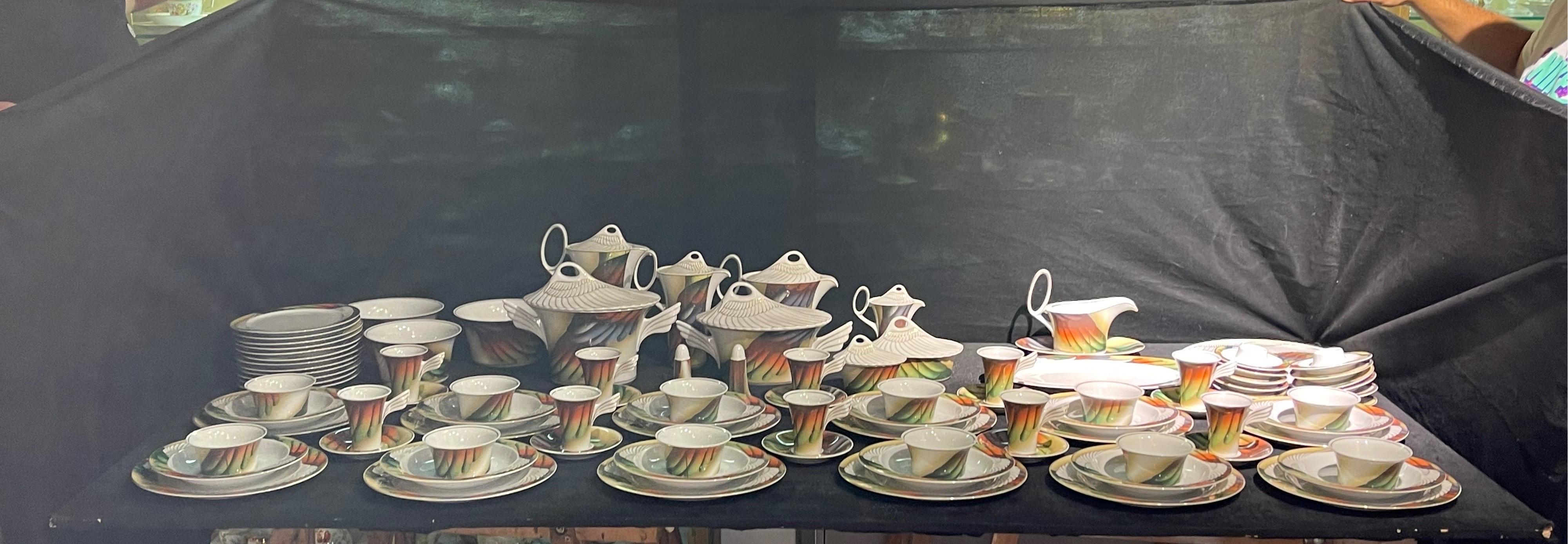 Extensive Rosenthal Porzellan Serivce Mythos by Paul Wunderlich

Very extensive porcelain service from Rosenthal, designed by Paul Wunderlich. The porcelain service consists of many rare parts such as serving plates, gravy boats, tureens, jugs and