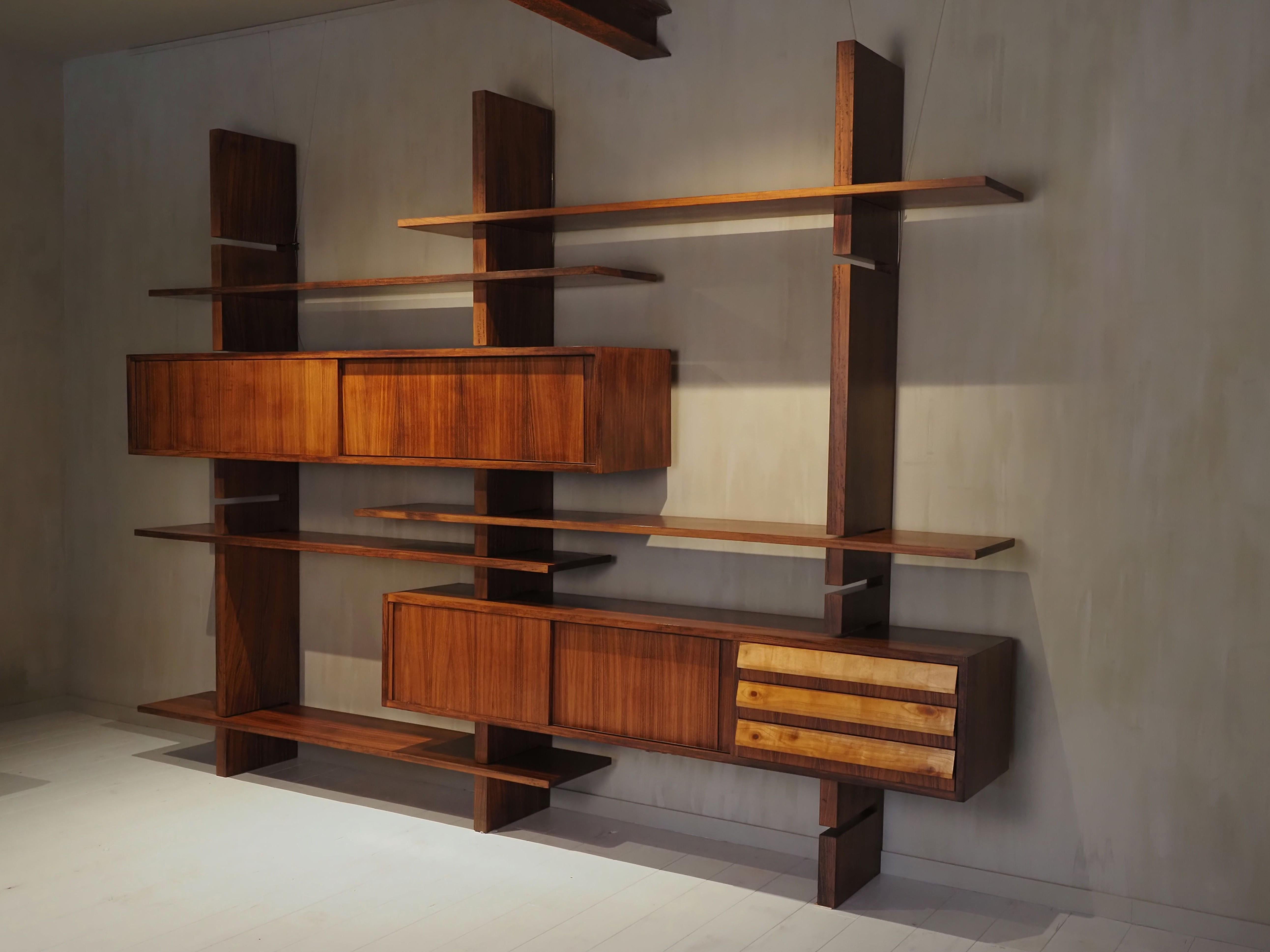 Special 'Extenso' modular wall unit made by Amma Torino Italy in the 1960s.

This beautiful wall unit stands out from similar pieces thanks to its typical Italian features.

The wall unit is finished in beautiful rosewood and has beautiful details,