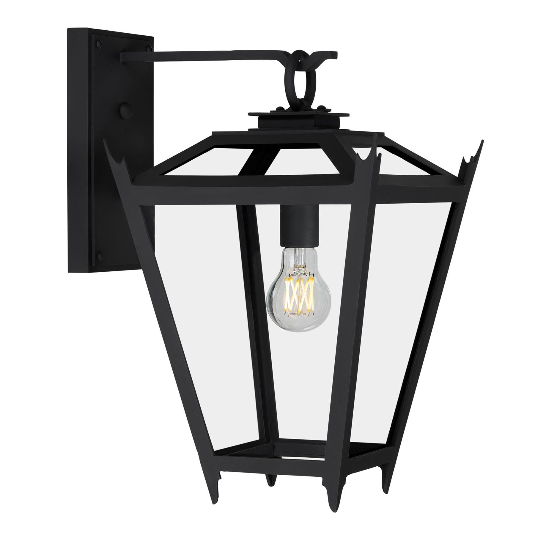 Radicata nella classica architettura francese dei Coloni e del Sud, questa lanterna da parete per esterni fatta a mano cattura un'eleganza senza tempo attraverso un obiettivo moderno. Ogni apparecchio è realizzato a mano nel sud della California,