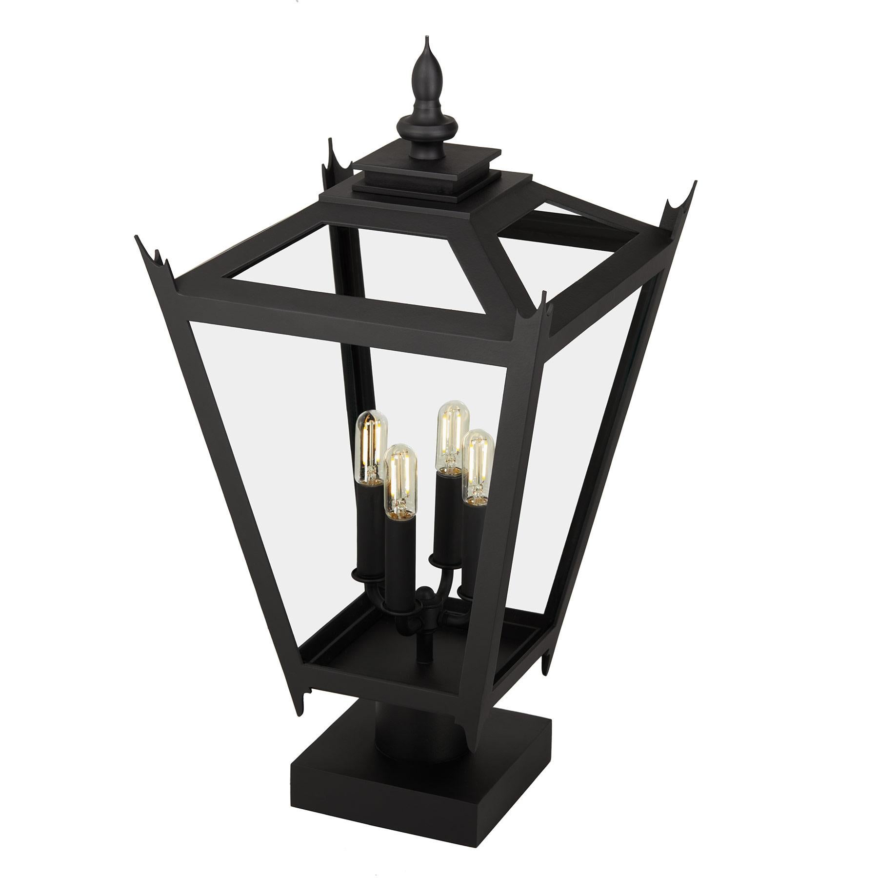 Elegante, architettonica e realizzata a mano, questa lanterna Transitional French Coloni porta il fascino delle storiche lanterne a gas negli esterni di oggi. Ogni apparecchio è realizzato a mano nel sud della California con acciaio di grosso