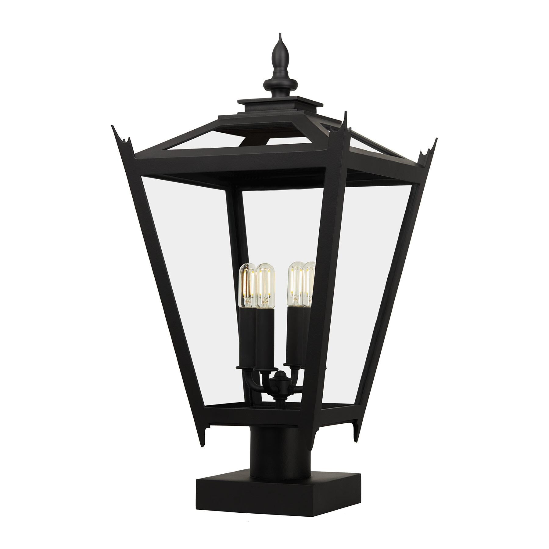 Neocoloniale Palo da esterno Coloni francese realizzato a mano, luce per palo da esterno in vendita