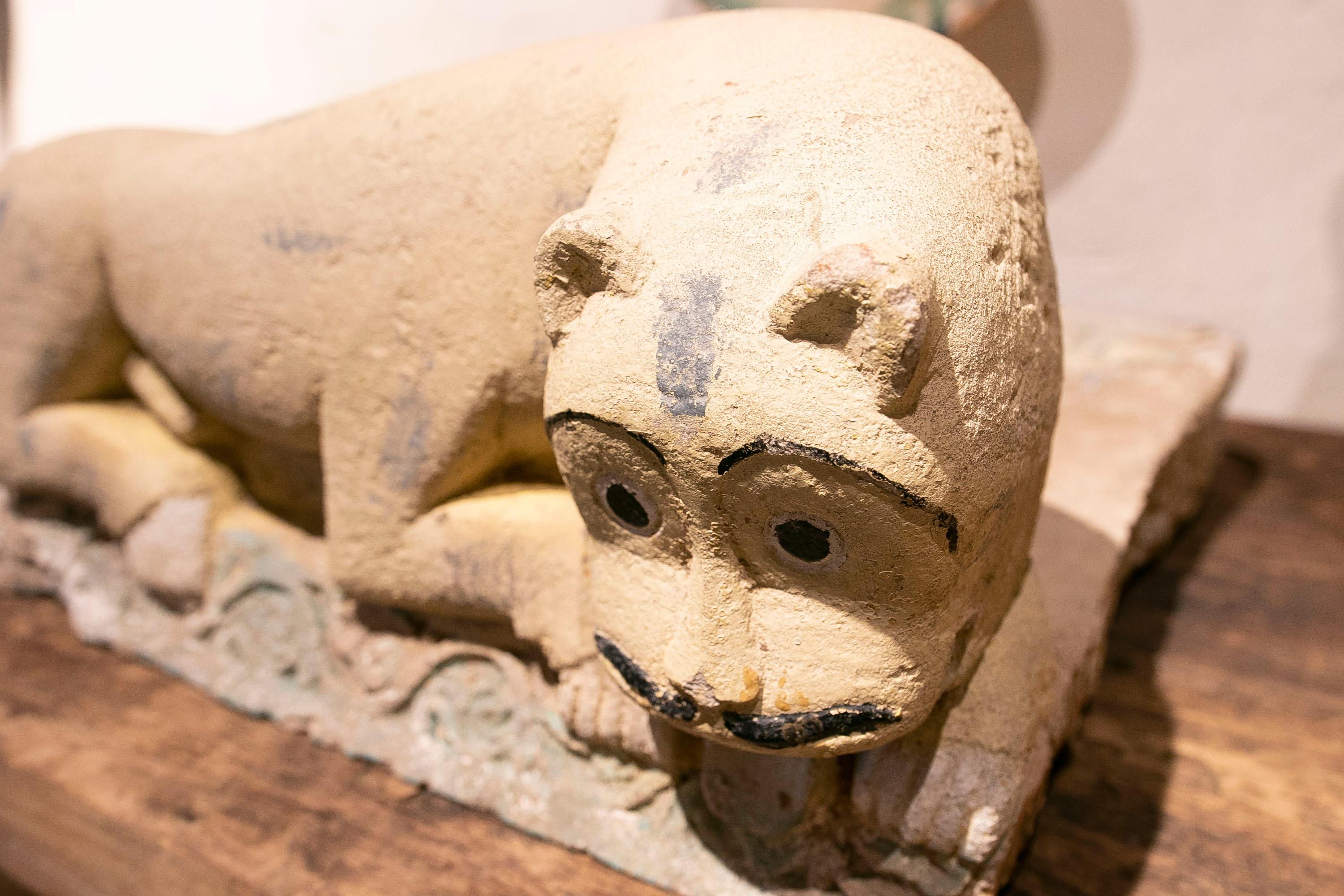 Finition extérieure en pierre naturelle de la maison avec sculpture de lion en vente 10