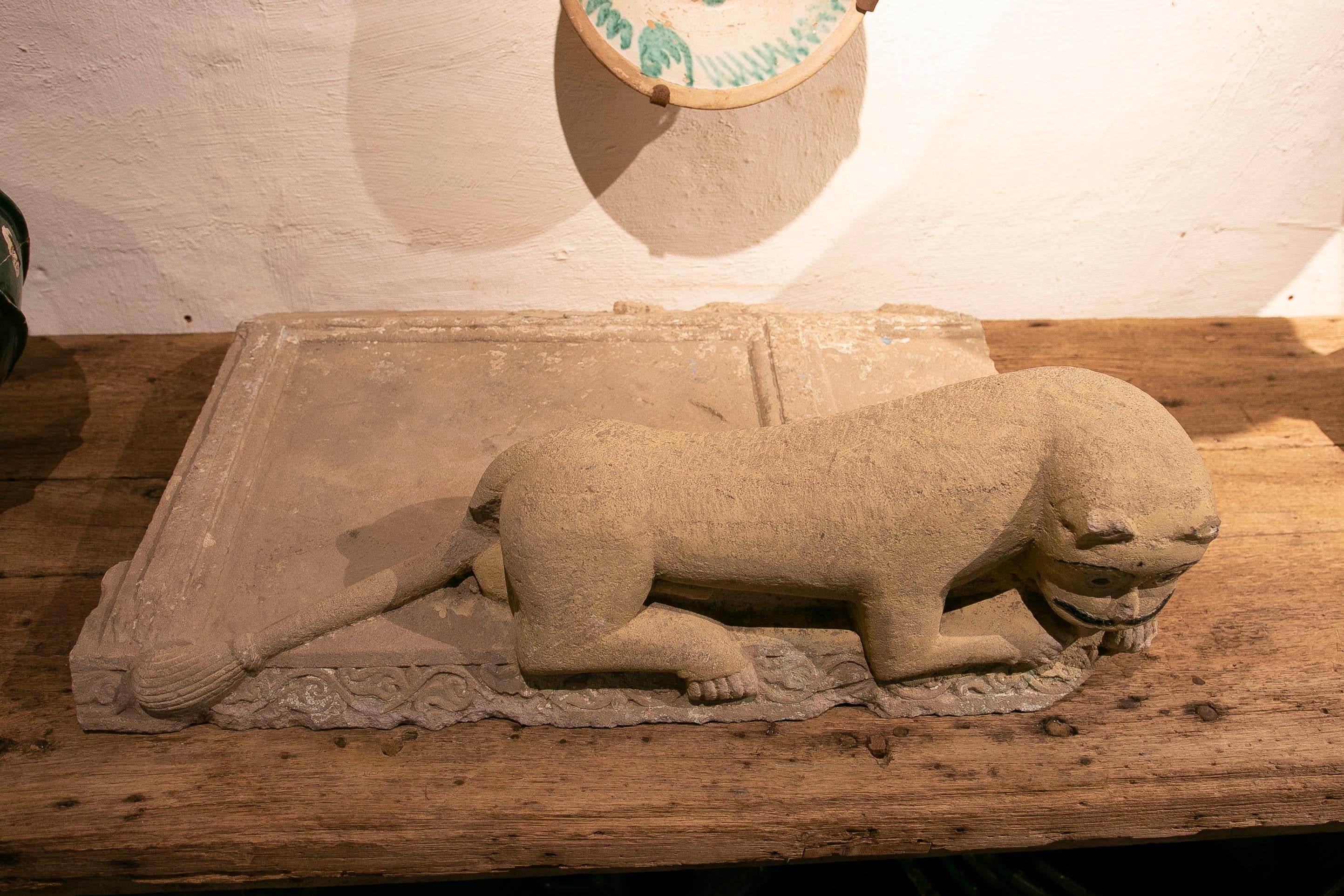 Finition extérieure en pierre naturelle de la maison avec sculpture de lion en vente 11