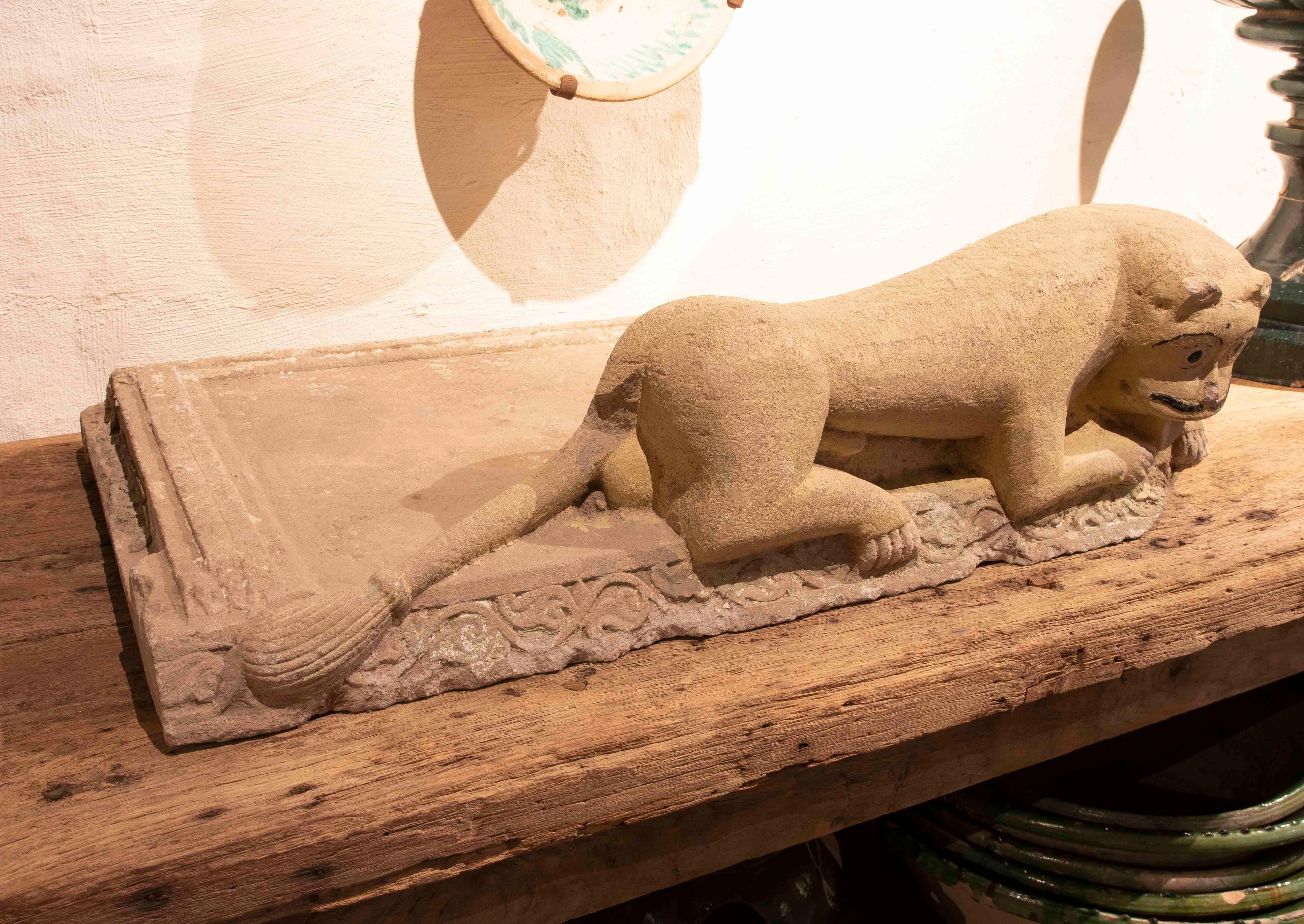 Indien Finition extérieure en pierre naturelle de la maison avec sculpture de lion en vente