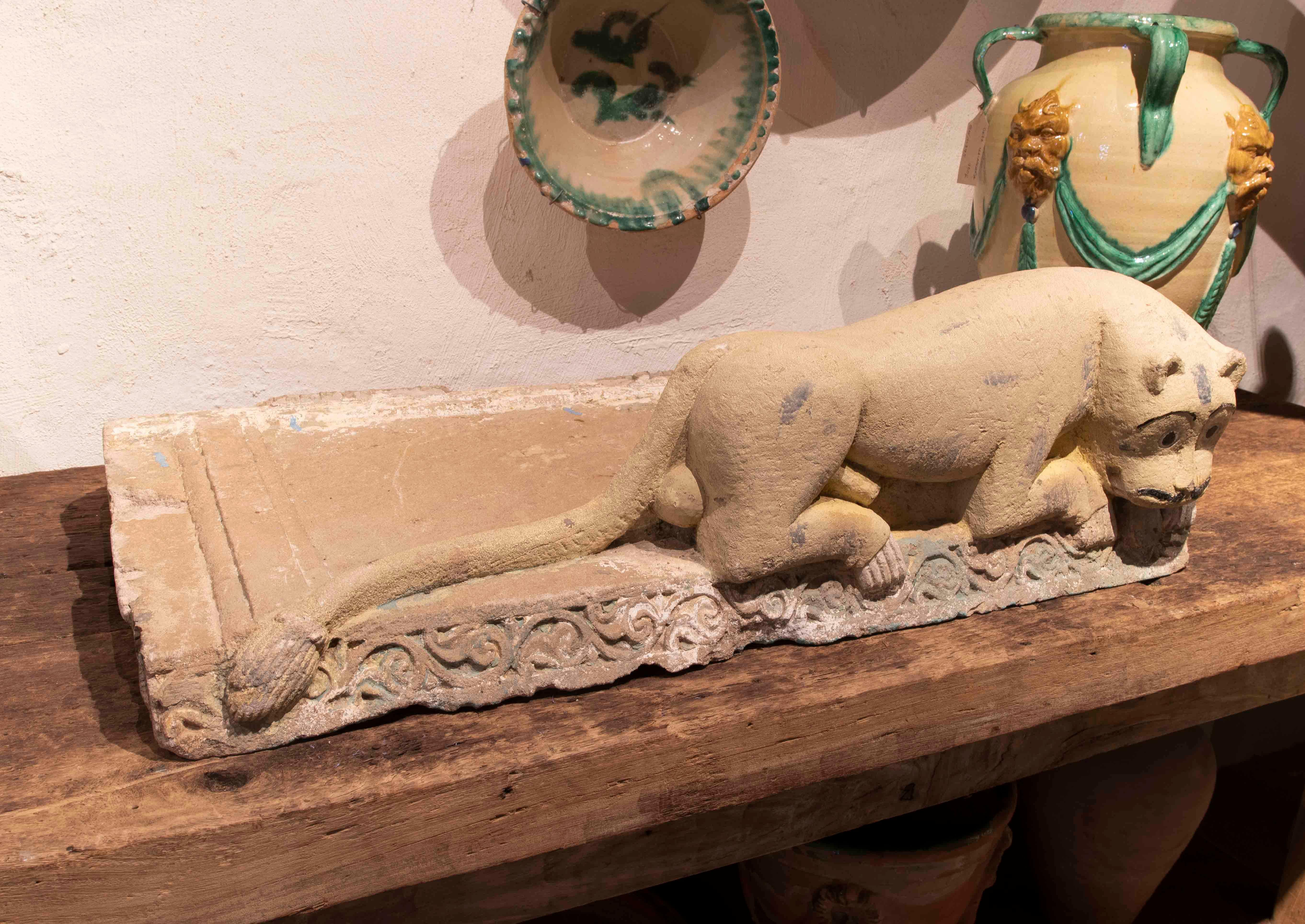 Finition extérieure en pierre naturelle de la maison avec sculpture de lion Bon état - En vente à Marbella, ES