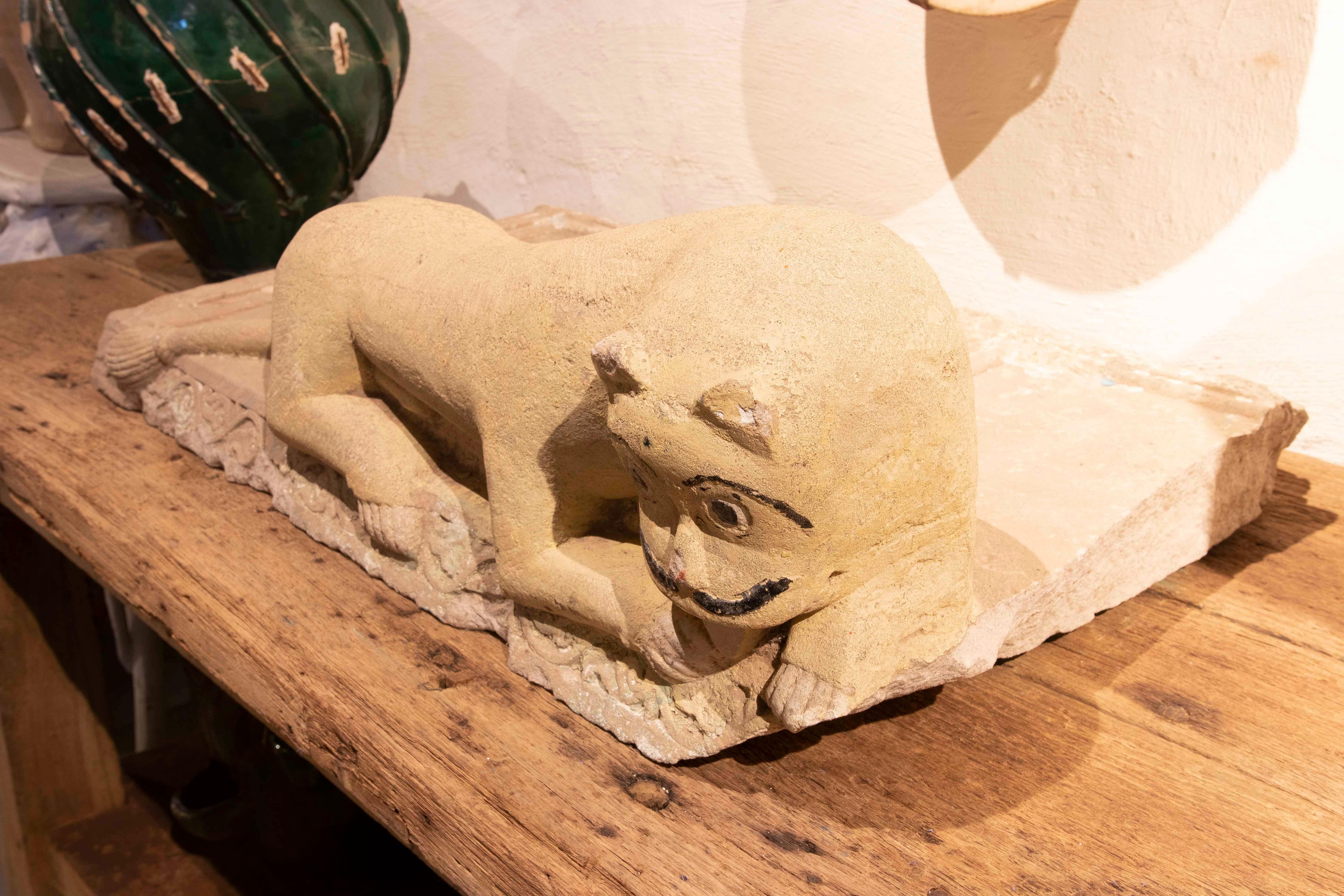 Finition extérieure en pierre naturelle de la maison avec sculpture de lion Bon état - En vente à Marbella, ES