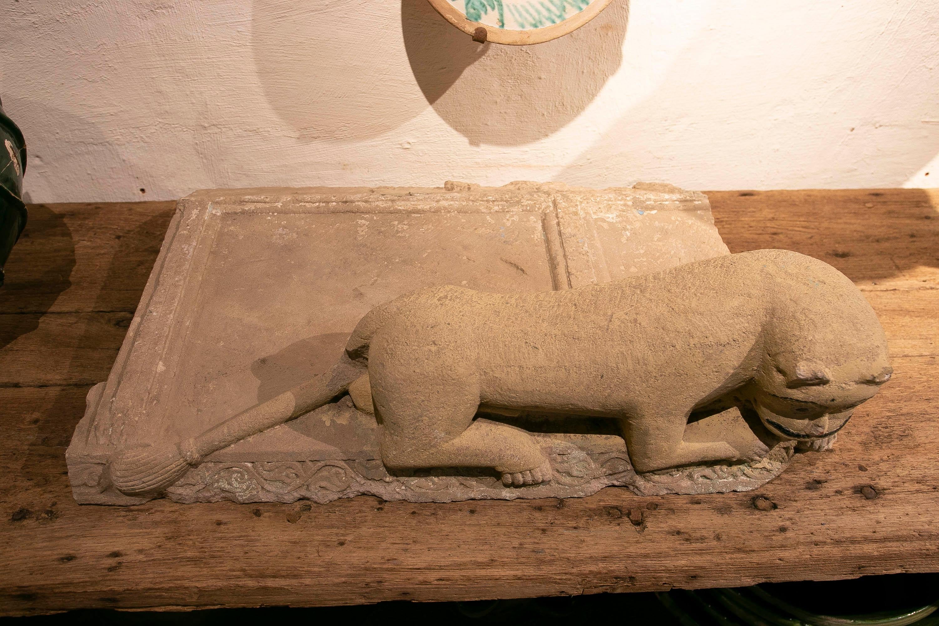 Finition extérieure en pierre naturelle de la maison avec sculpture de lion en vente 2