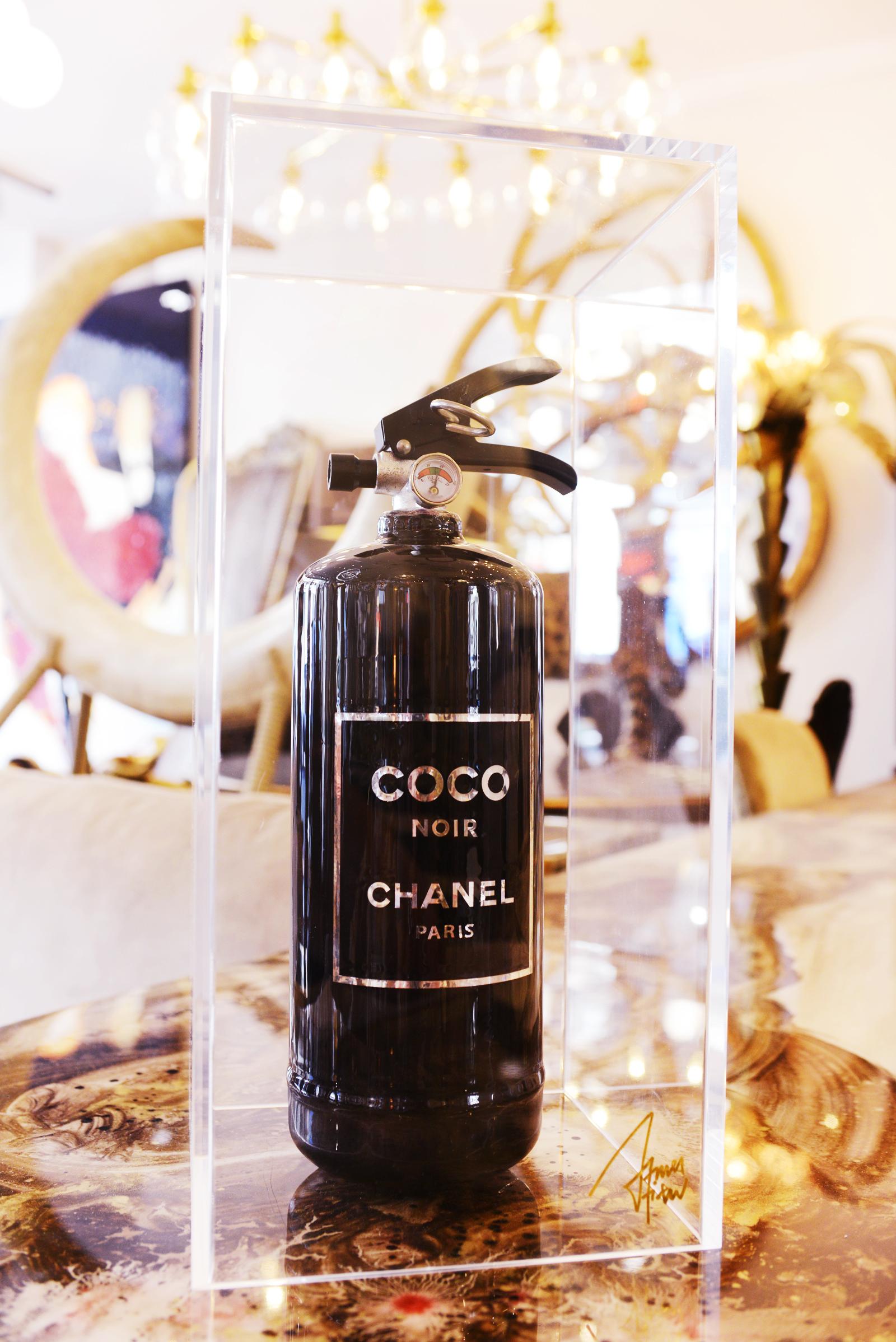 Extinguisher Coco Chanel black under plexiglass box.
Limited edition of 16 pieces.
Measurements:
Box: L 20 x D 20 x H 42.5cm.
Extinguisher: L 10.5 x D 10. 5 x H 35.5cm.