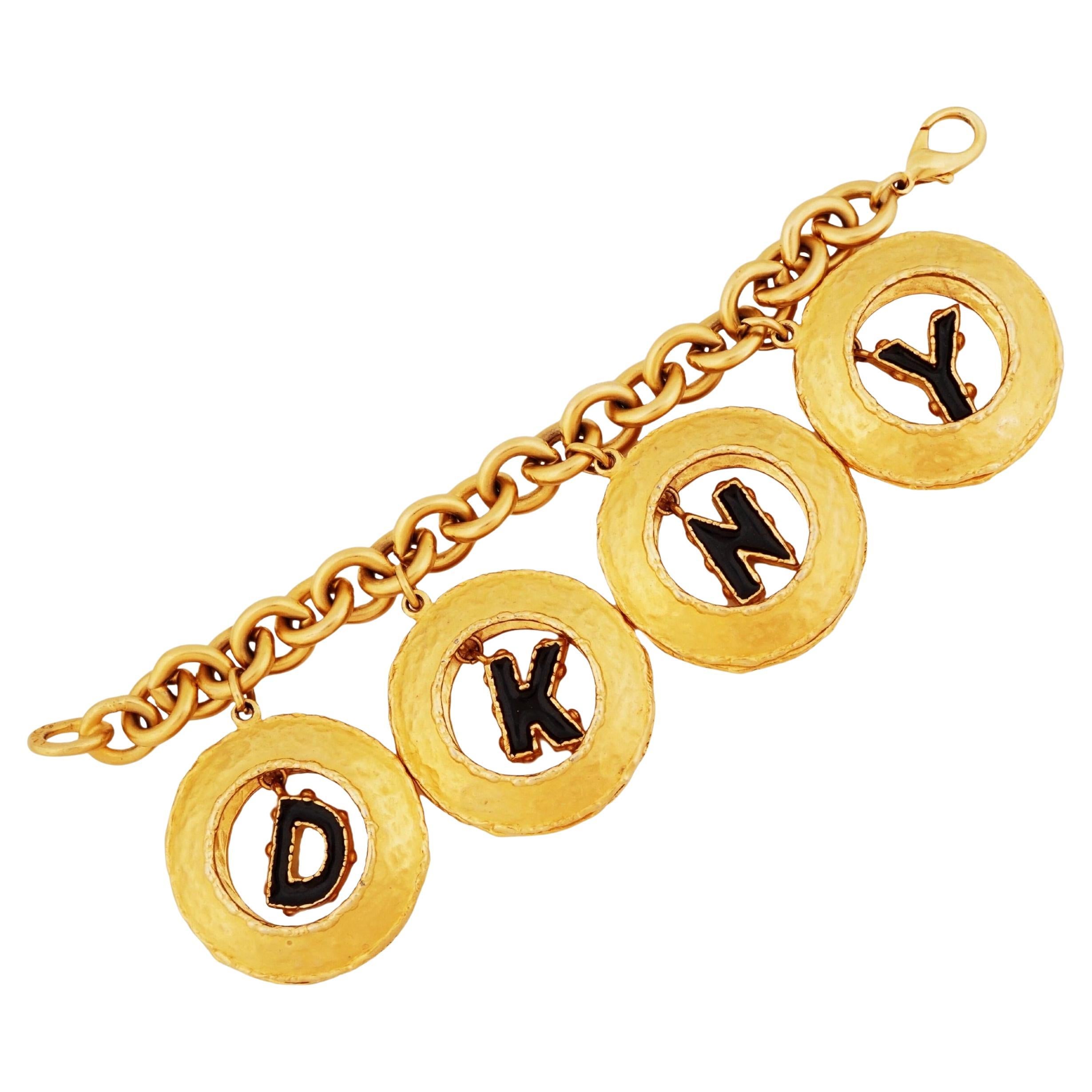 Extra Chunky Vergoldetes Statement-Charm-Armband „DKNY“ von Donna Karan, 1980er Jahre