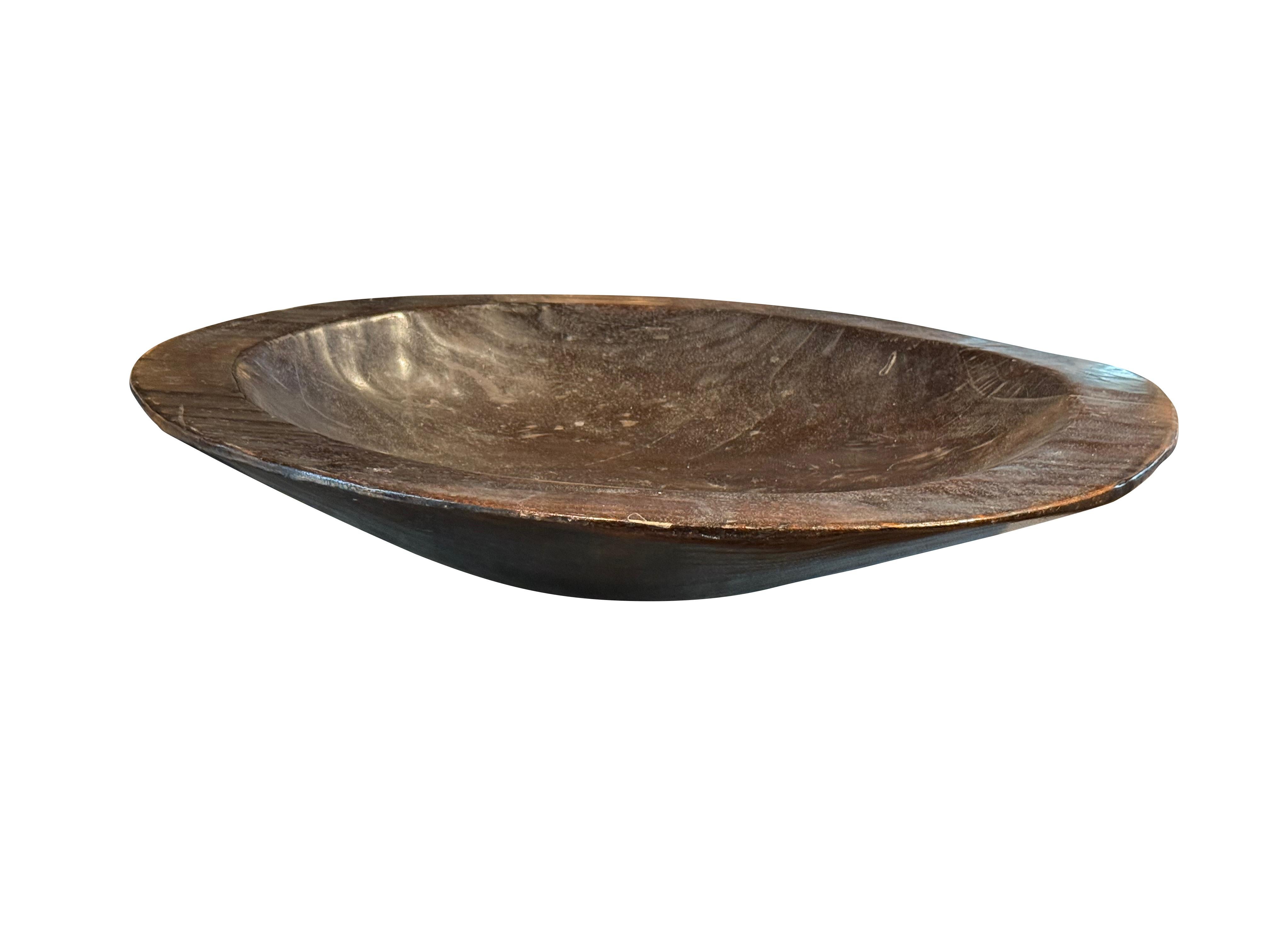 Ciotola in legno carbonizzato di metà secolo, indonesiana, extra large.
ARRIVARE TBD