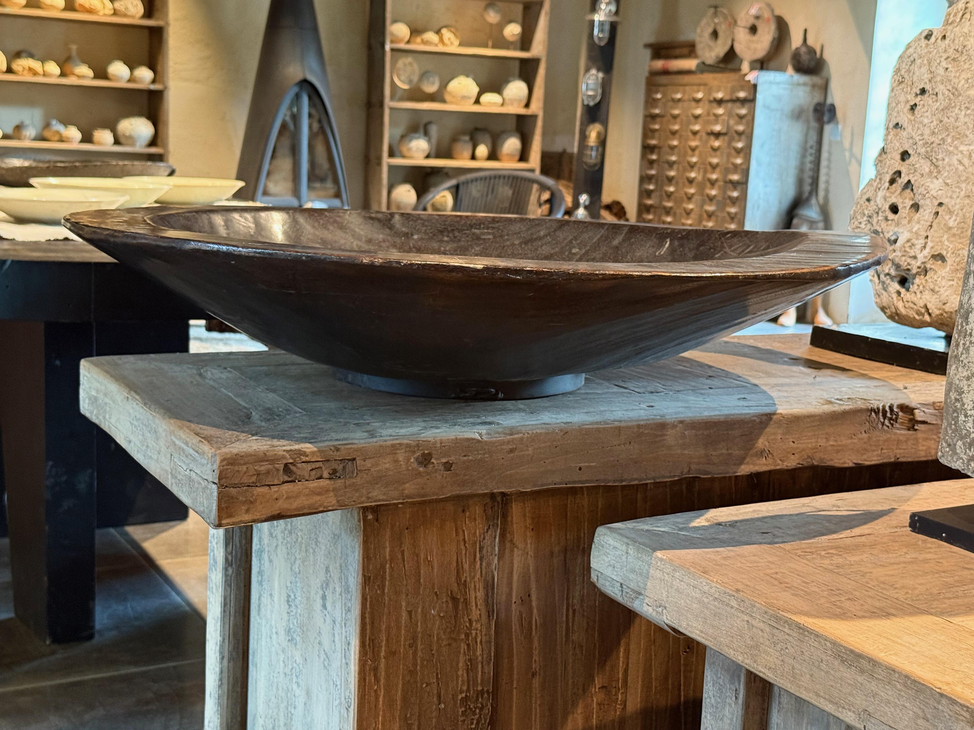 Indonesiano Ciotola extra extra large in legno carbonizzato, Indonesia, metà del secolo scorso in vendita