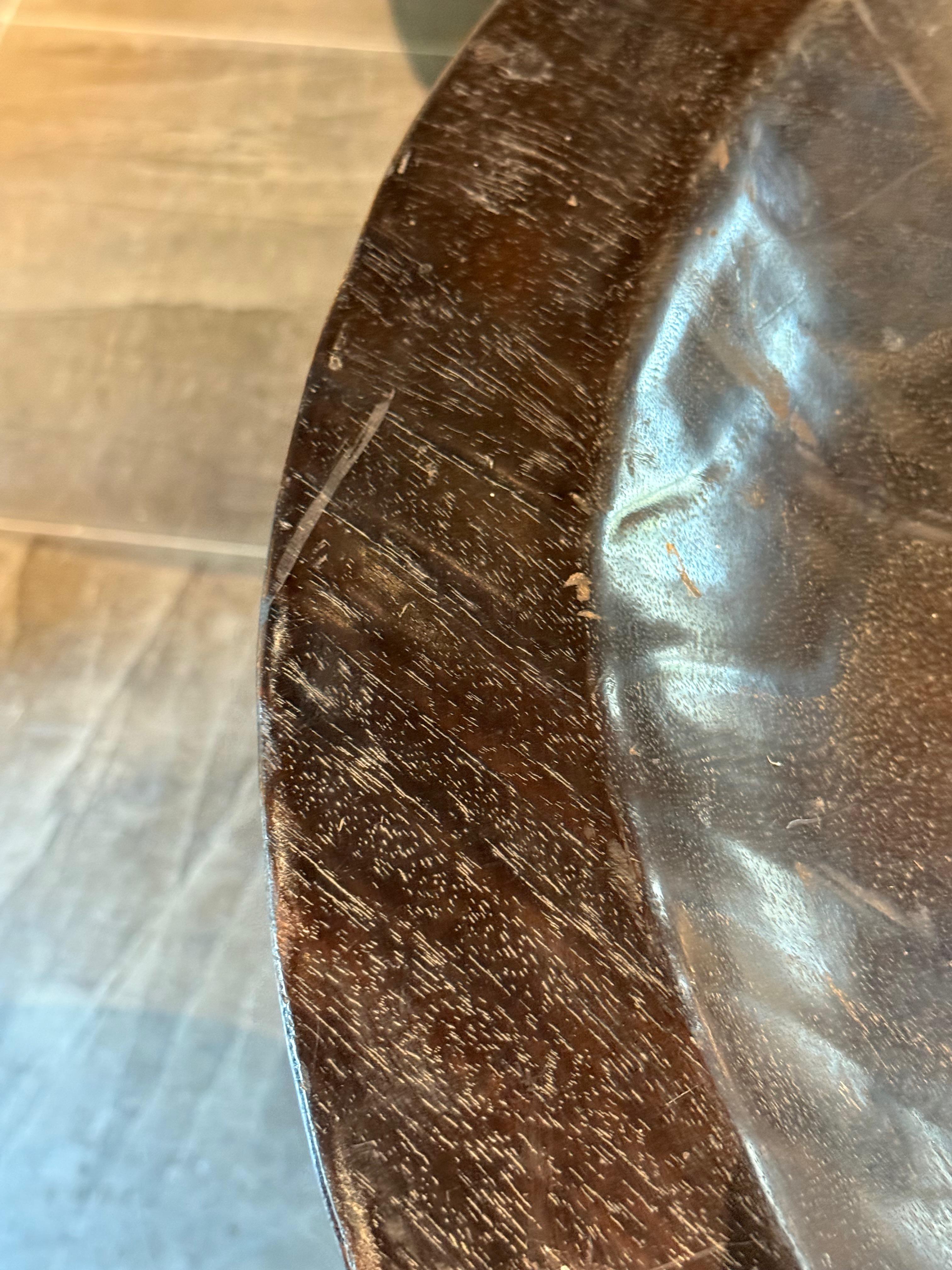 Ciotola extra extra large in legno carbonizzato, Indonesia, metà del secolo scorso In condizioni buone in vendita a New York, NY