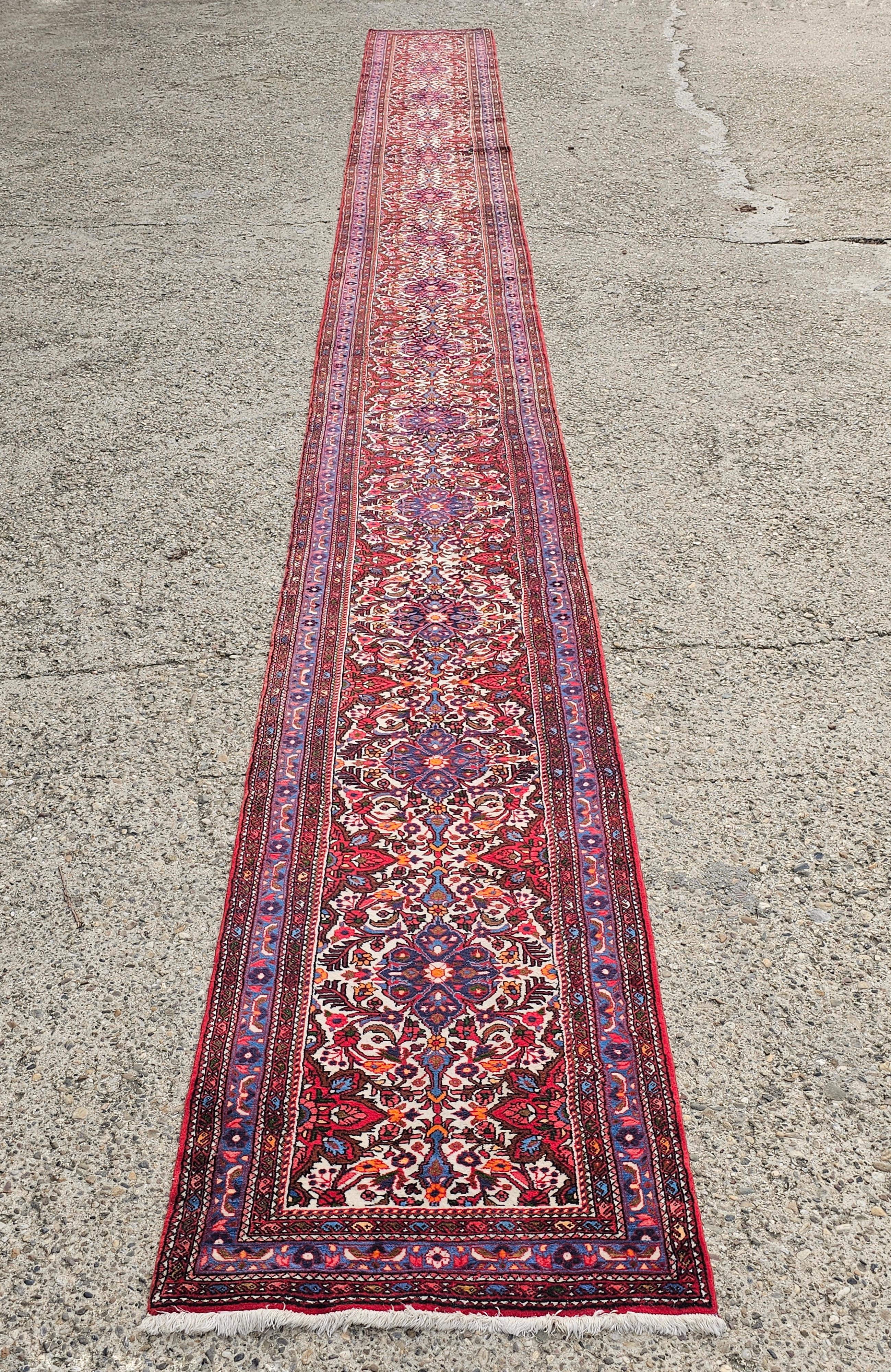 Tribale Tappeto Runner Hamadan Extra Extra Long Vintage annodato a mano, realizzato in lana al 100%. in vendita