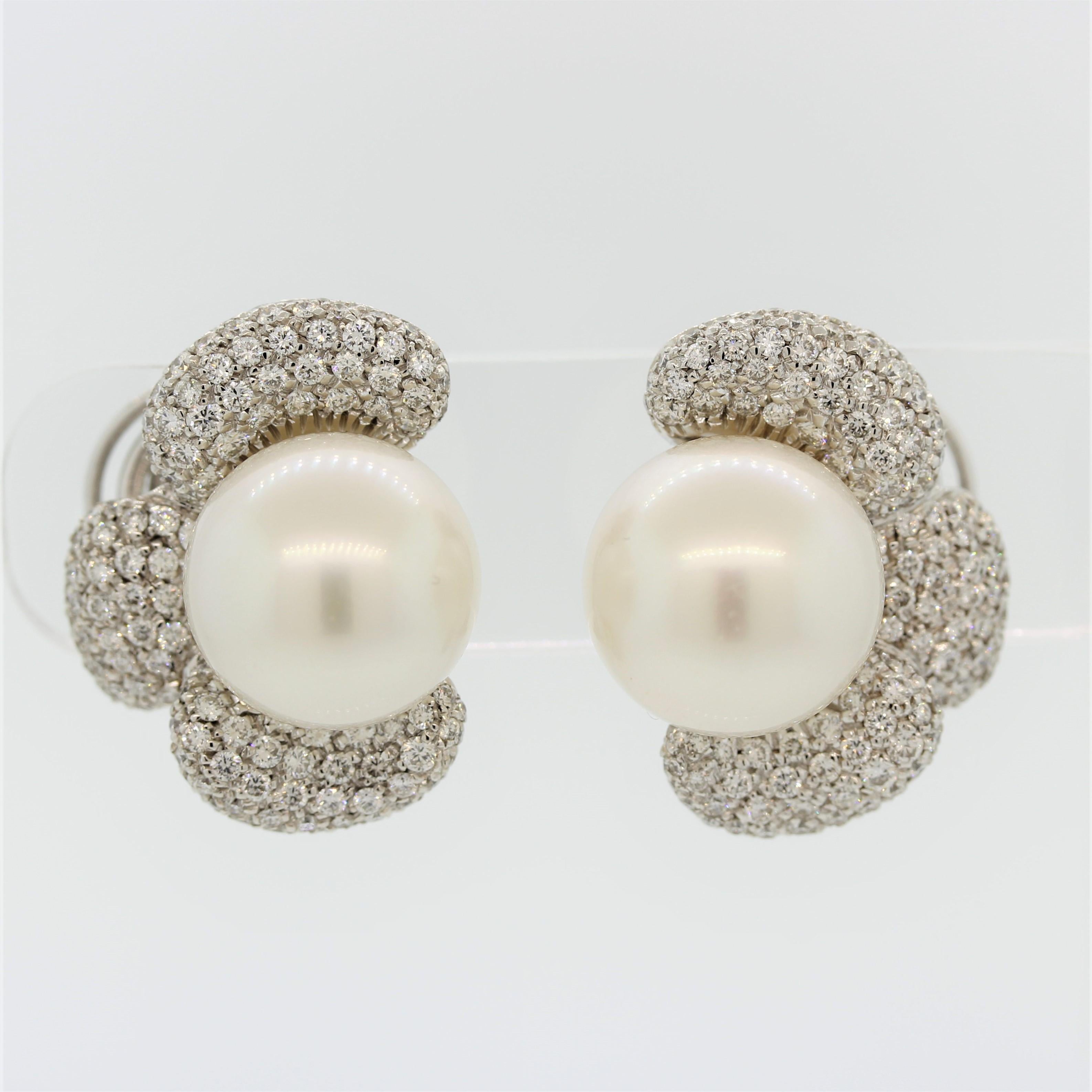 Una fantastica e grande coppia di perle dei mari del sud da 15 mm è presente in questi orecchini floreali. Sono perfettamente arrotondati, hanno un'eccellente lucentezza e un tenue tono di rosa. La luce si posa dolcemente sulle perle, che non