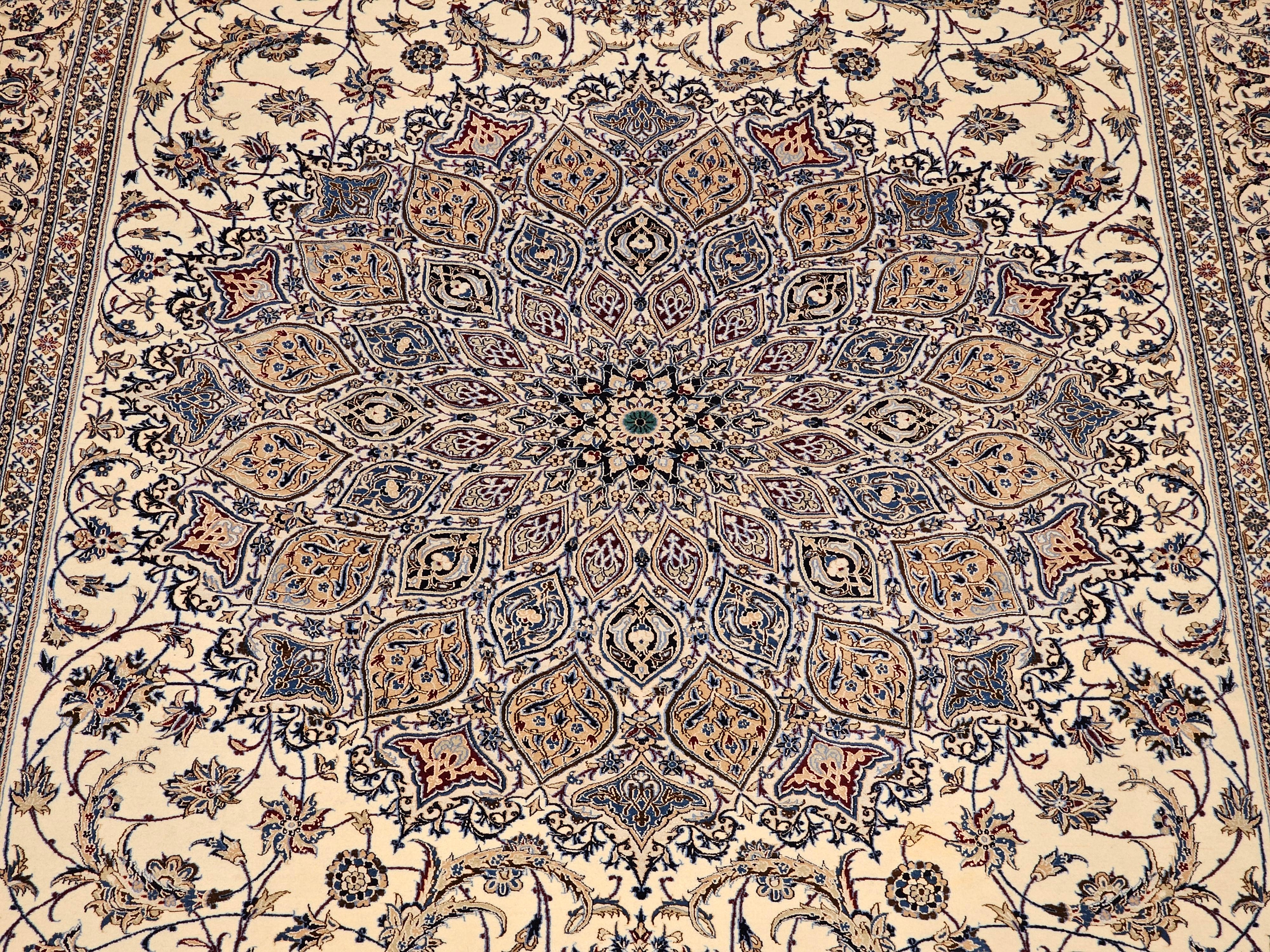 Persischer Nain aus feinem Gewebe mit Blumenmuster in Elfenbein, Blau, Kamel, Marineblau, Hellbraun und Hellbraun im Angebot 1