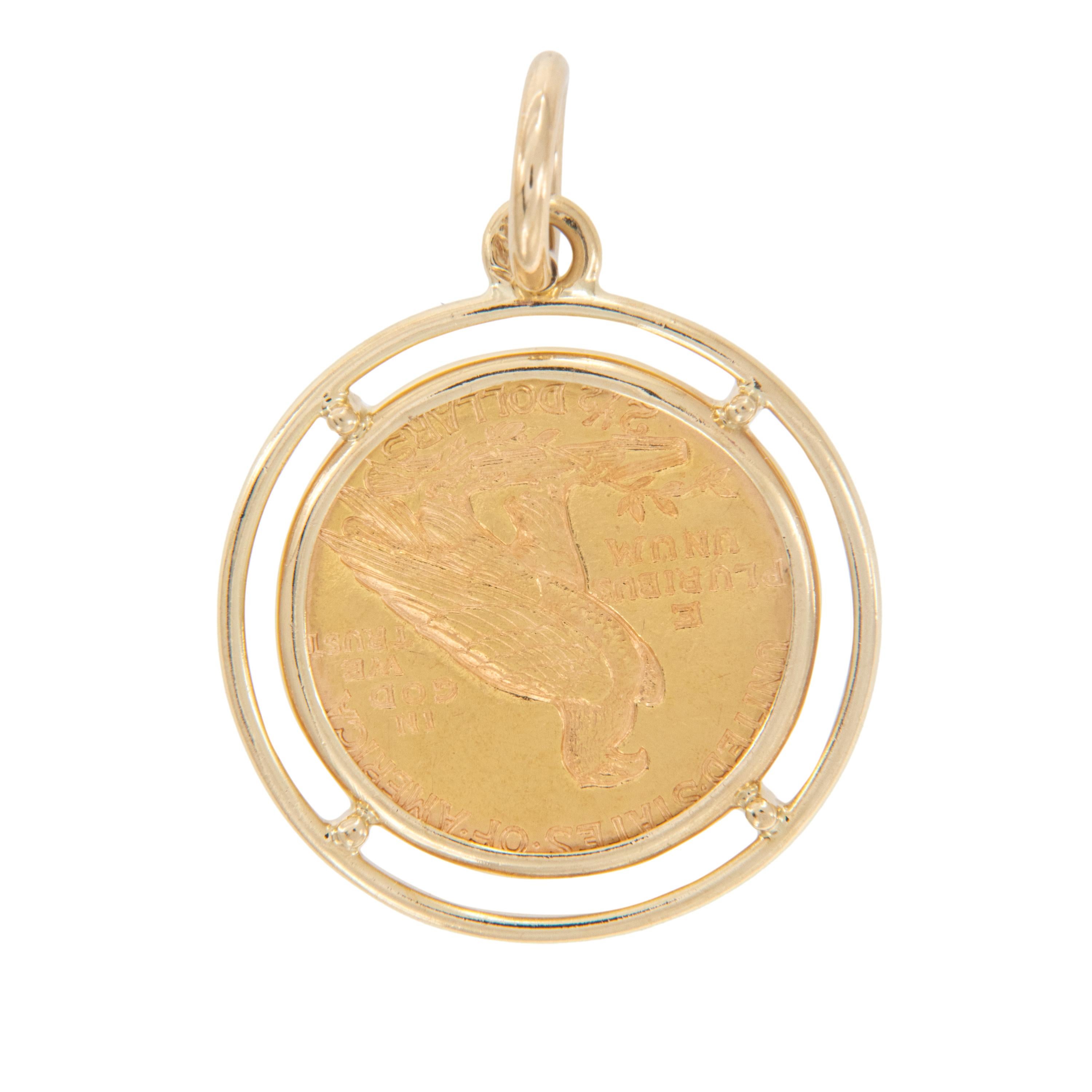 Profitez d'un morceau de l'histoire des pièces d'or américaines ! Cette pièce de 2,50 dollars de 1913 à tête d'aigle indien est encadrée dans une lunette de style ouvert en or jaune 14 carats. Le pendentif mesure 1,25