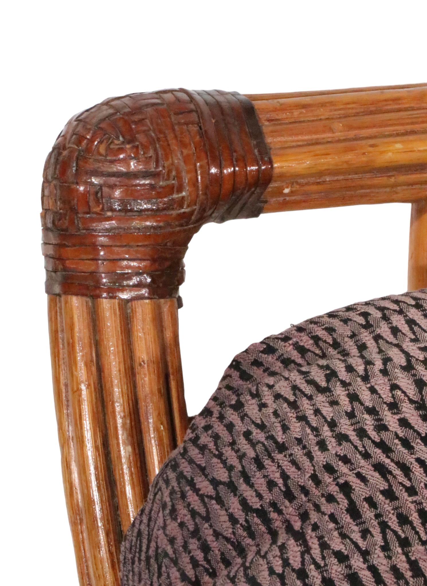 Chaise de salon en bambou haut de gamme, pivotante et inclinable, en très bon état d'origine. La chaise est composée d'un cadre en bambou, d'une base en osier tressé, d'un revêtement de coin en cuir et de son coussin rembourré d'origine. Attribué à