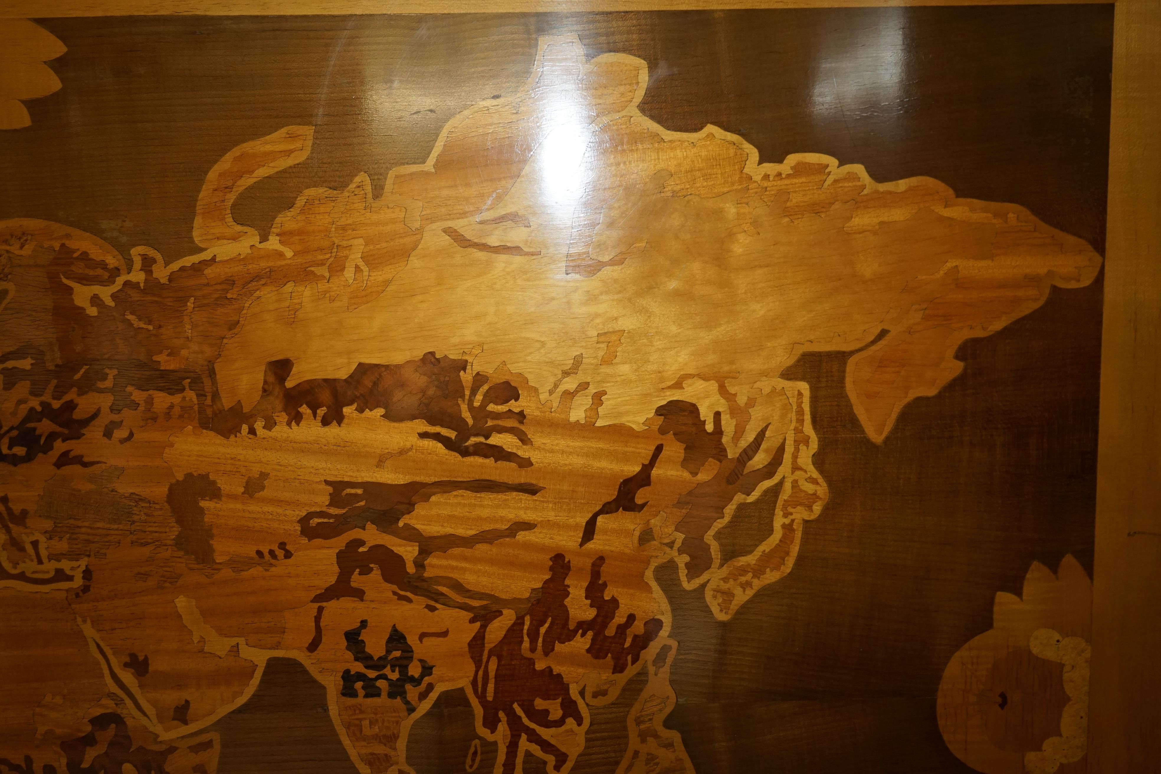 EXTRA GROSSE 127CM X 204CM WELTKARTE HANDGESCHNITZELT UND EINGEBILDET IN HOLZ (Moderne der Mitte des Jahrhunderts)