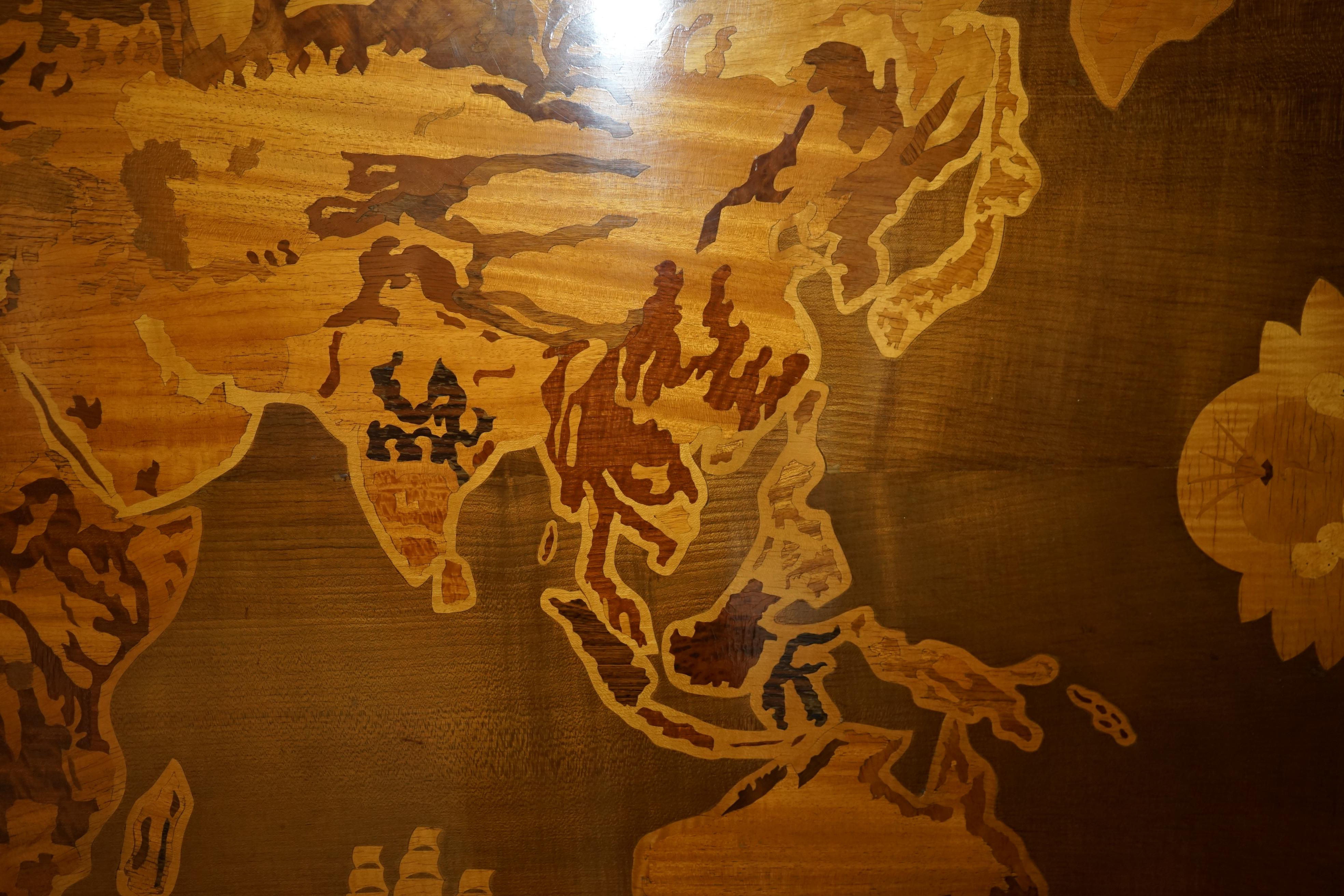 EXTRA GROSSE 127CM X 204CM WELTKARTE HANDGESCHNITZELT UND EINGEBILDET IN HOLZ (Europäisch)
