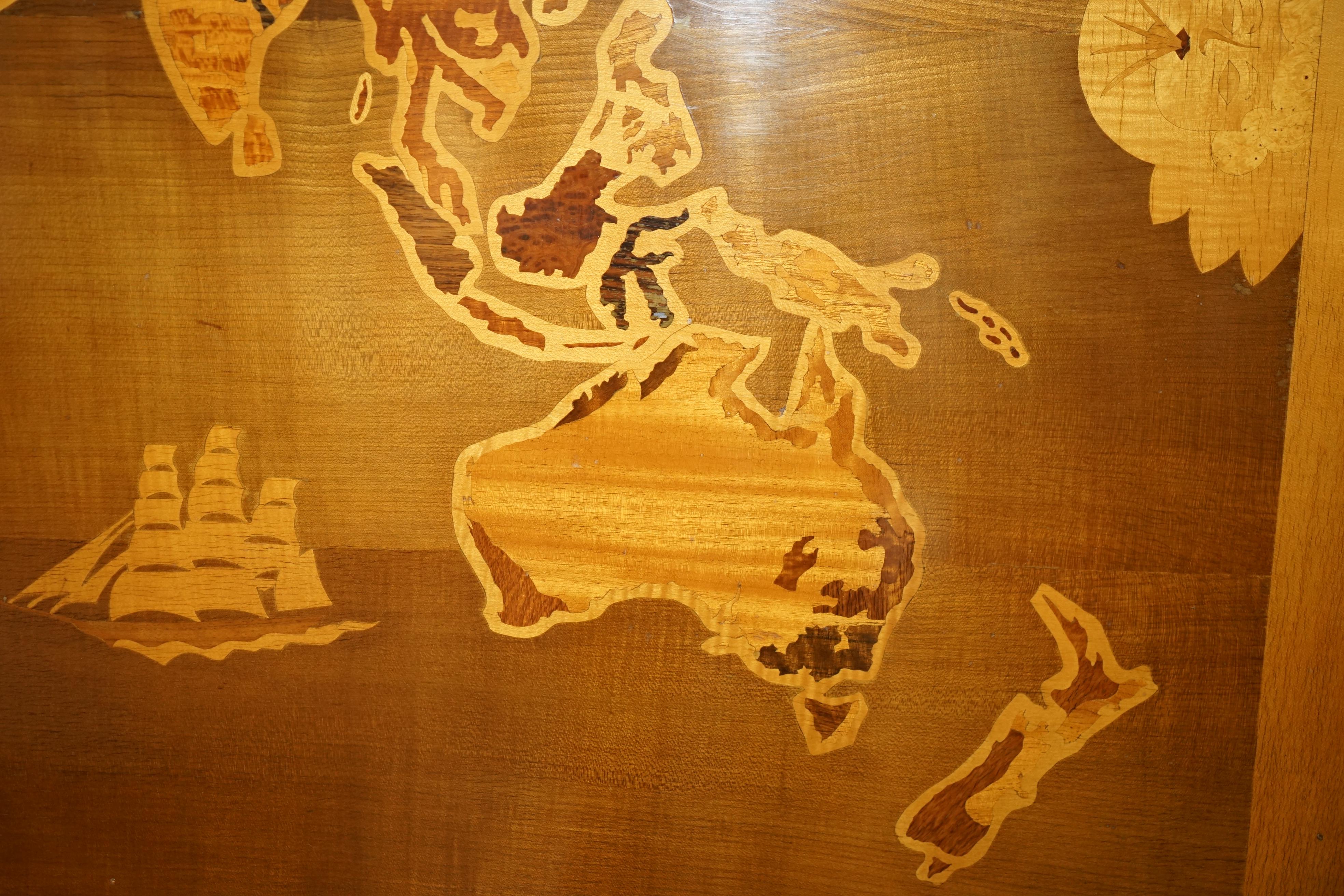 EXTRA GROSSE 127CM X 204CM WELTKARTE HANDGESCHNITZELT UND EINGEBILDET IN HOLZ (Handgeschnitzt)