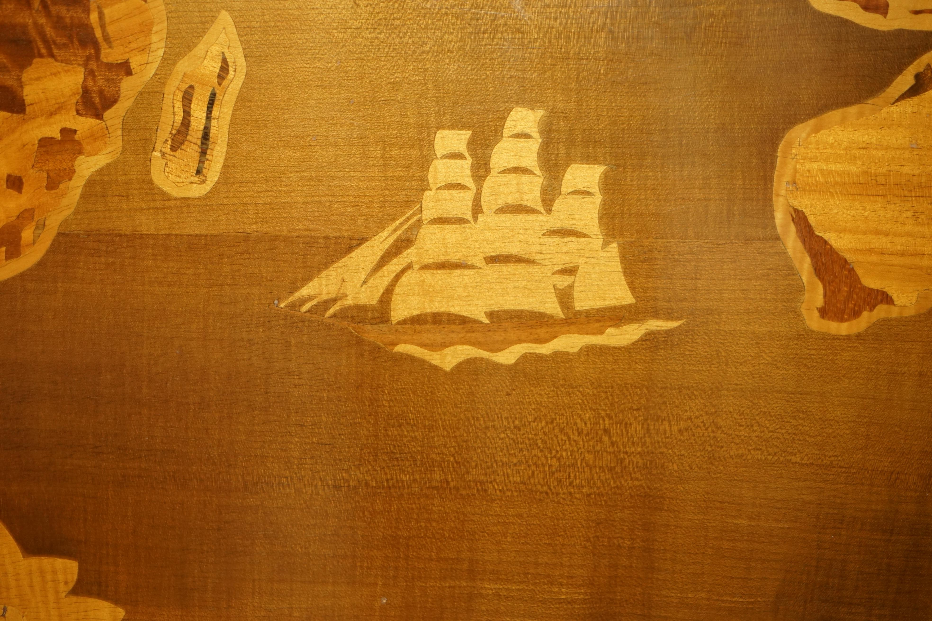 EXTRA GROSSE 127CM X 204CM WELTKARTE HANDGESCHNITZELT UND EINGEBILDET IN HOLZ (20. Jahrhundert)