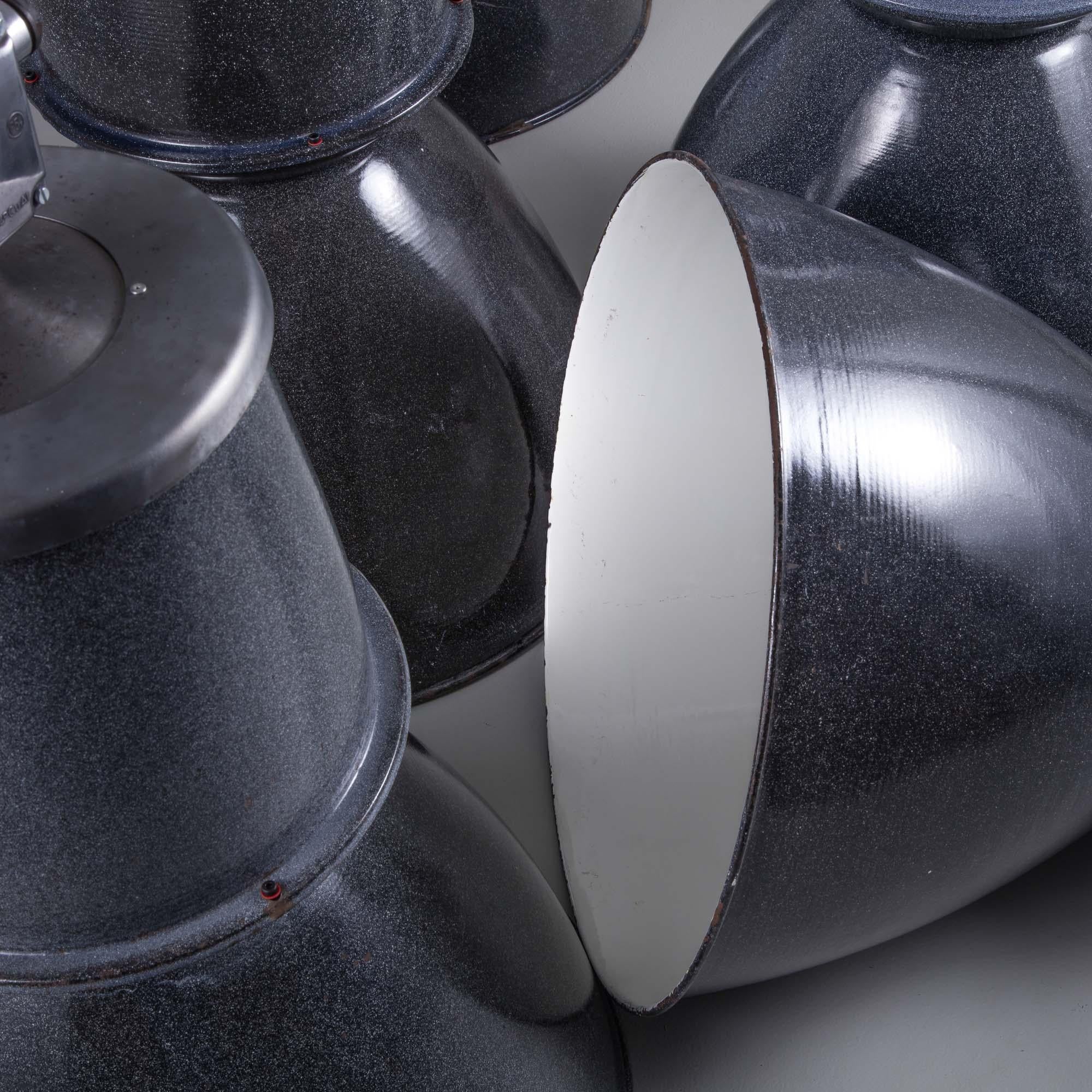 Estos imponentes colgantes industriales fueron fabricados en la década de 1960 por Elektrosvit, un renombrado fabricante de iluminación que operaba en toda Polonia y el bloque del Este. Conocida por suministrar luminarias resistentes a fábricas,