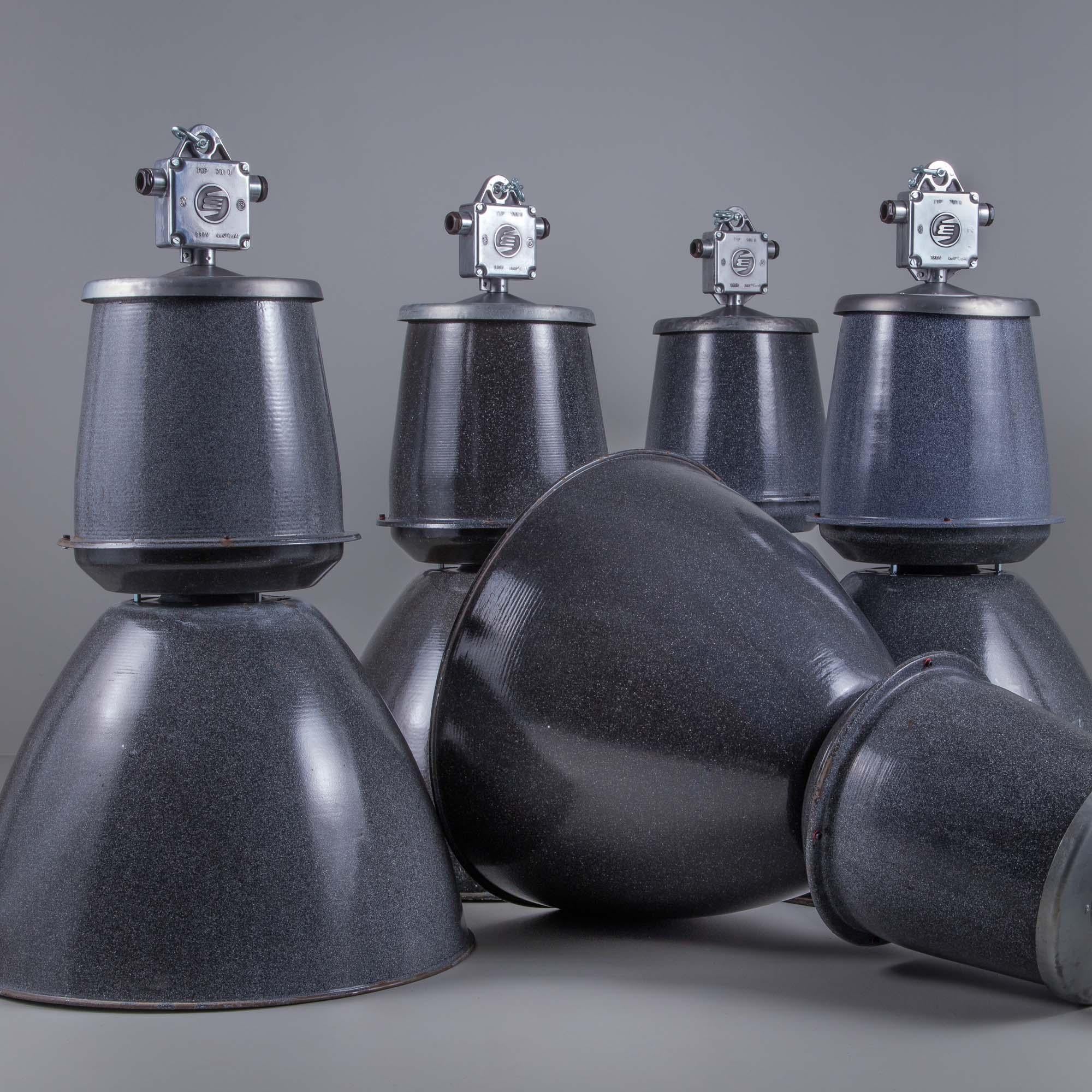 Lámparas colgantes extragrandes de esmalte industrial polaco de los años 60, de Elektrosvit Polaco en venta