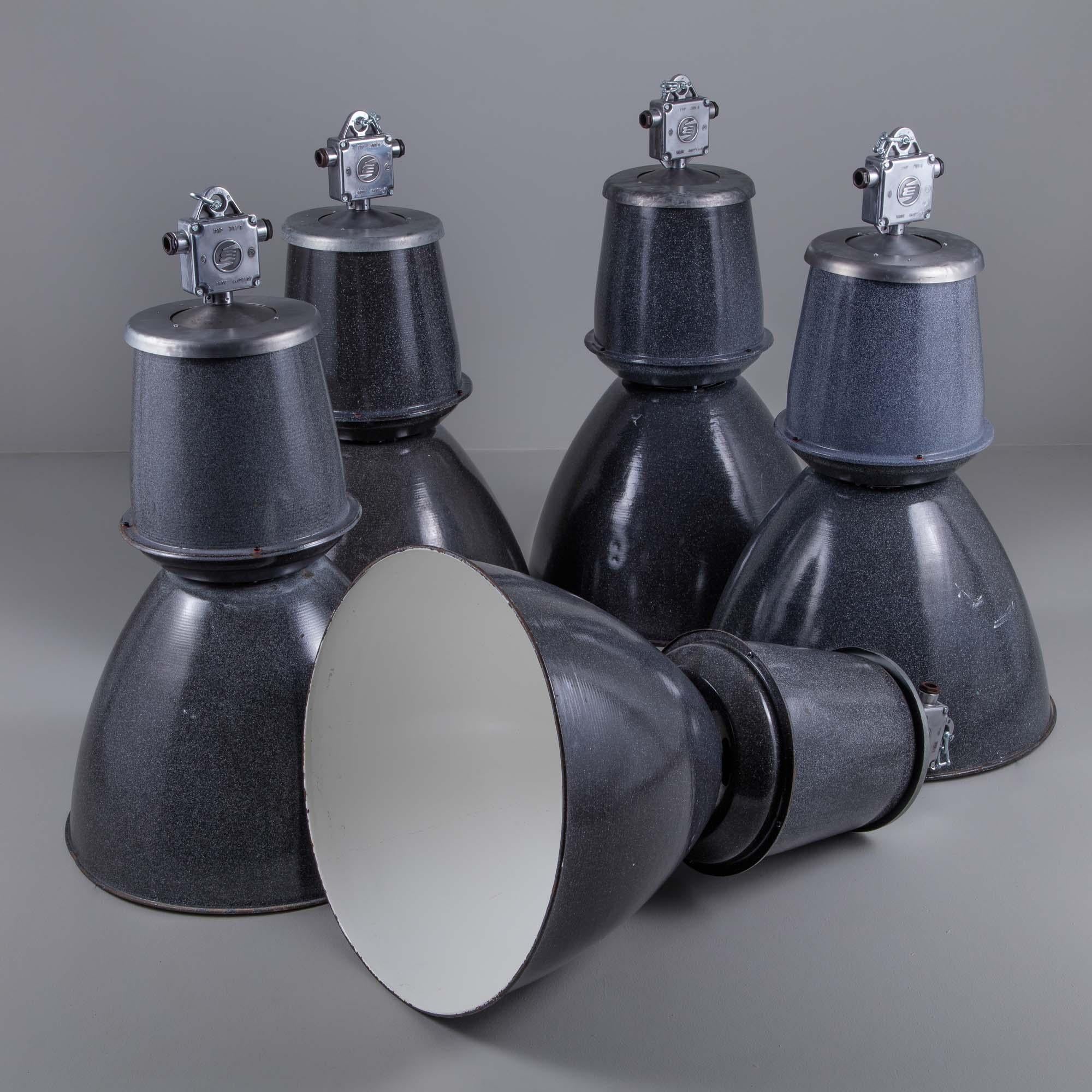 Lámparas colgantes extragrandes de esmalte industrial polaco de los años 60, de Elektrosvit Esmaltado en venta