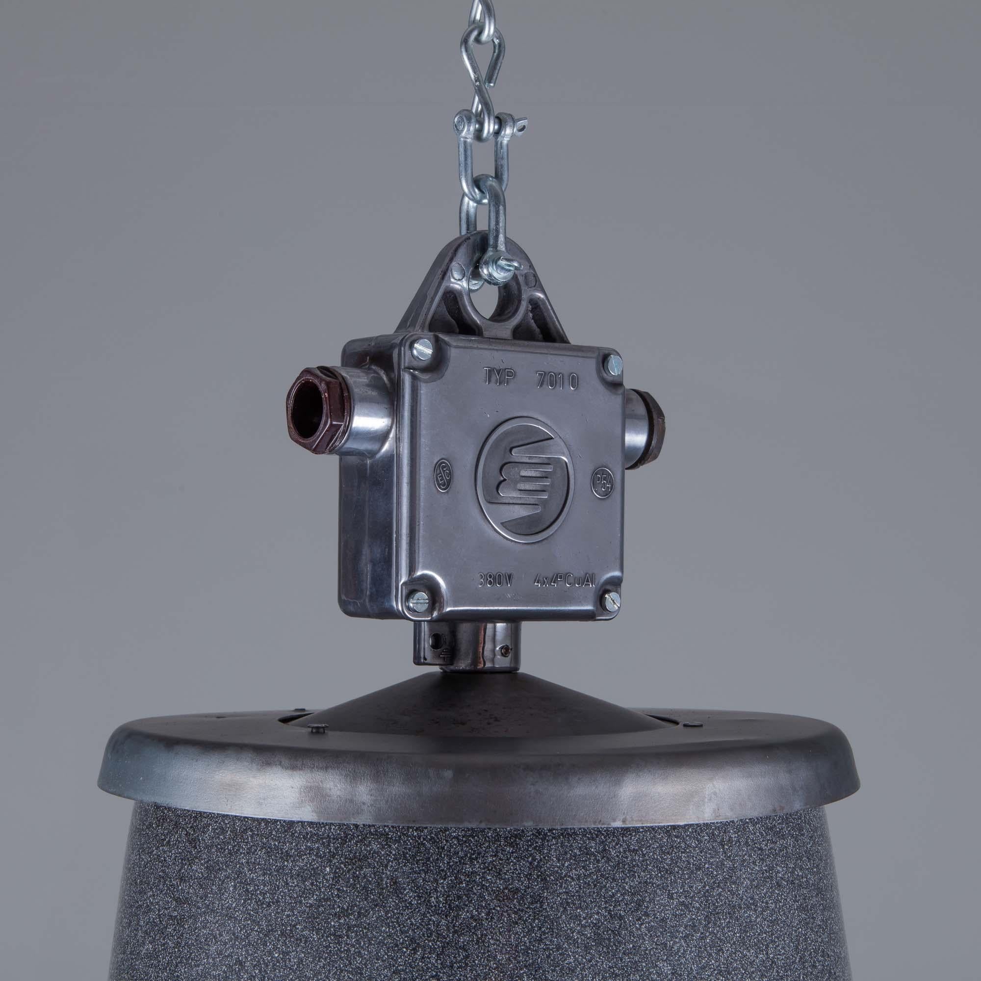 Lámparas colgantes extragrandes de esmalte industrial polaco de los años 60, de Elektrosvit mediados del siglo XX en venta