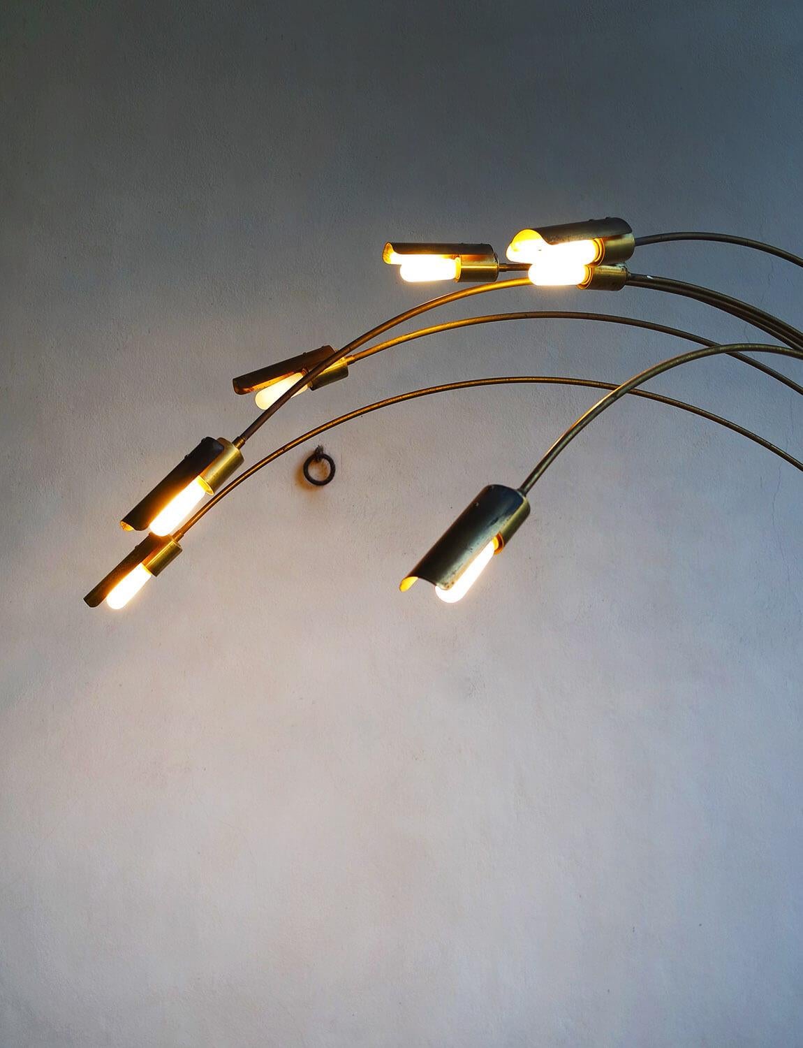 Fin du 20e siècle Très grand lampadaire italien des années 1970 avec des branches métalliques incurvées. en vente