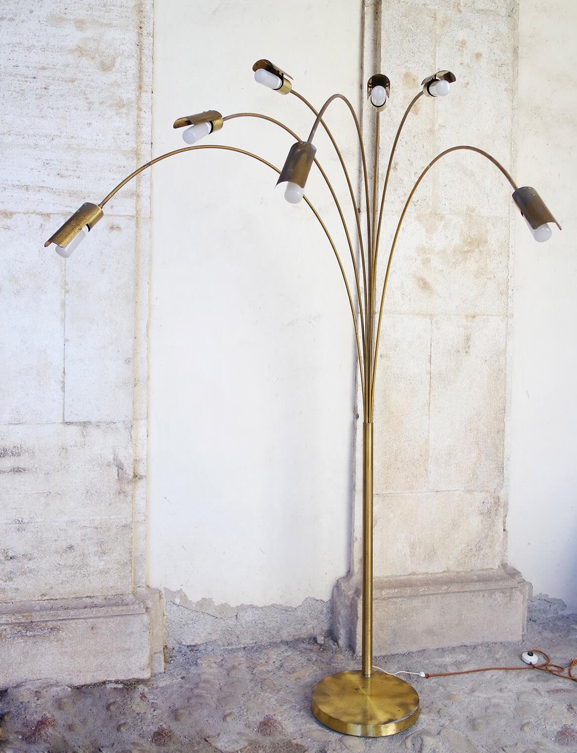 Laiton Très grand lampadaire italien des années 1970 avec des branches métalliques incurvées. en vente