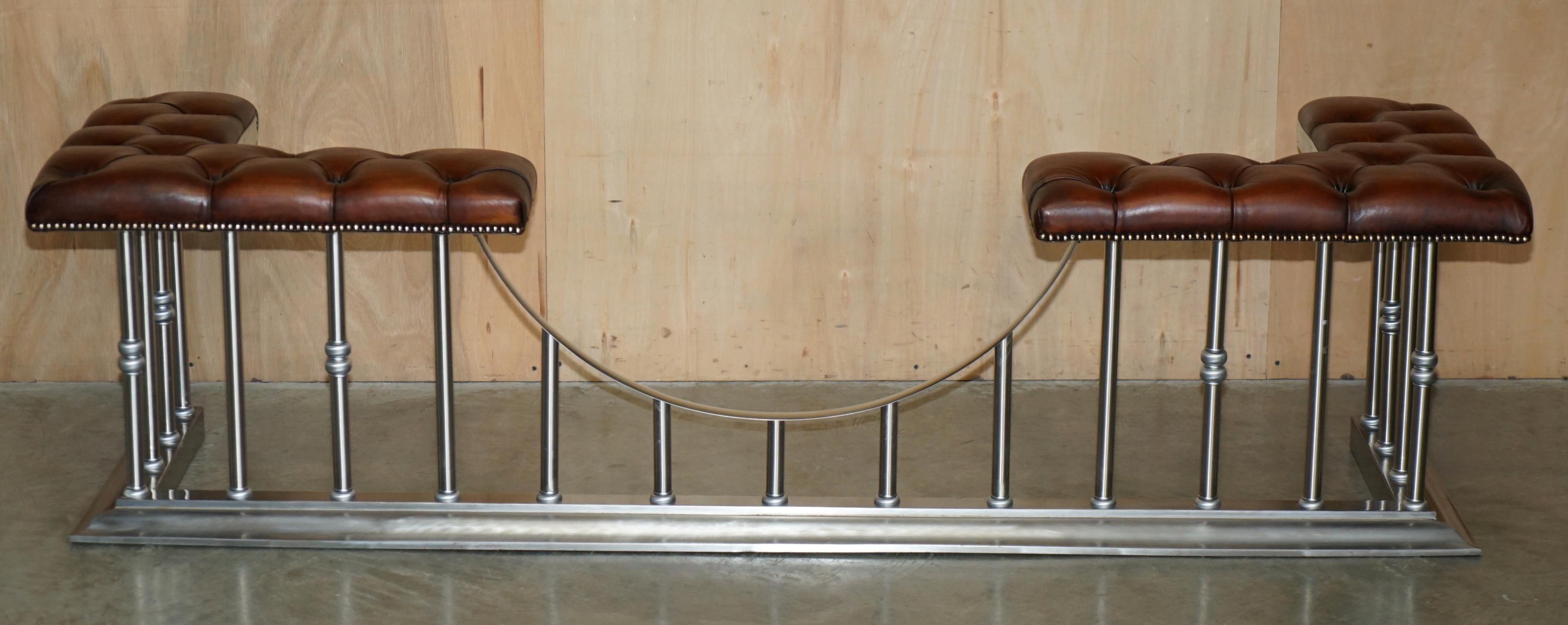 Royal House Antiques ist erfreut, dieses vollständig restaurierte, extra große und sehr wichtig aussehende Art-Deco-Chrom-Kotflügel mit handgefärbten braunen Chesterfield-Sitzpolstern zum Verkauf anzubieten

Bitte beachten Sie die Lieferkosten