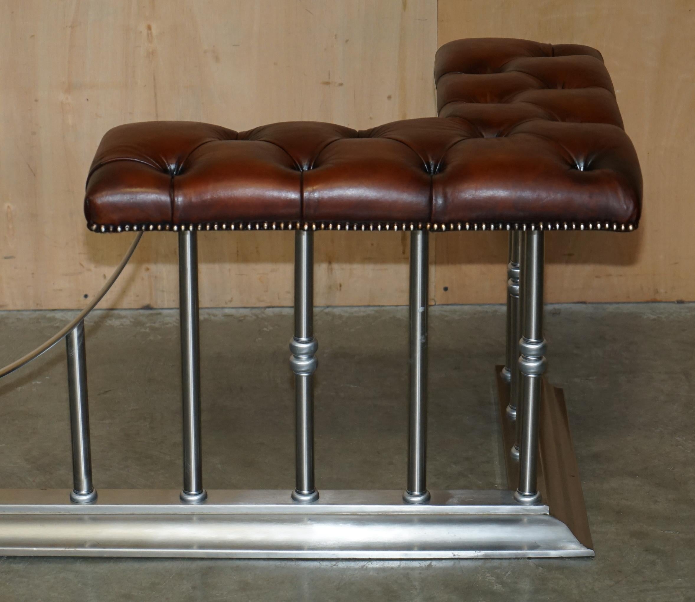 EXTRA LARGE 213CM BREITE ViNTAGE CHROMED BROWN LEATHER CHESTERFIELD CLUB FENDER (Handgefertigt) im Angebot