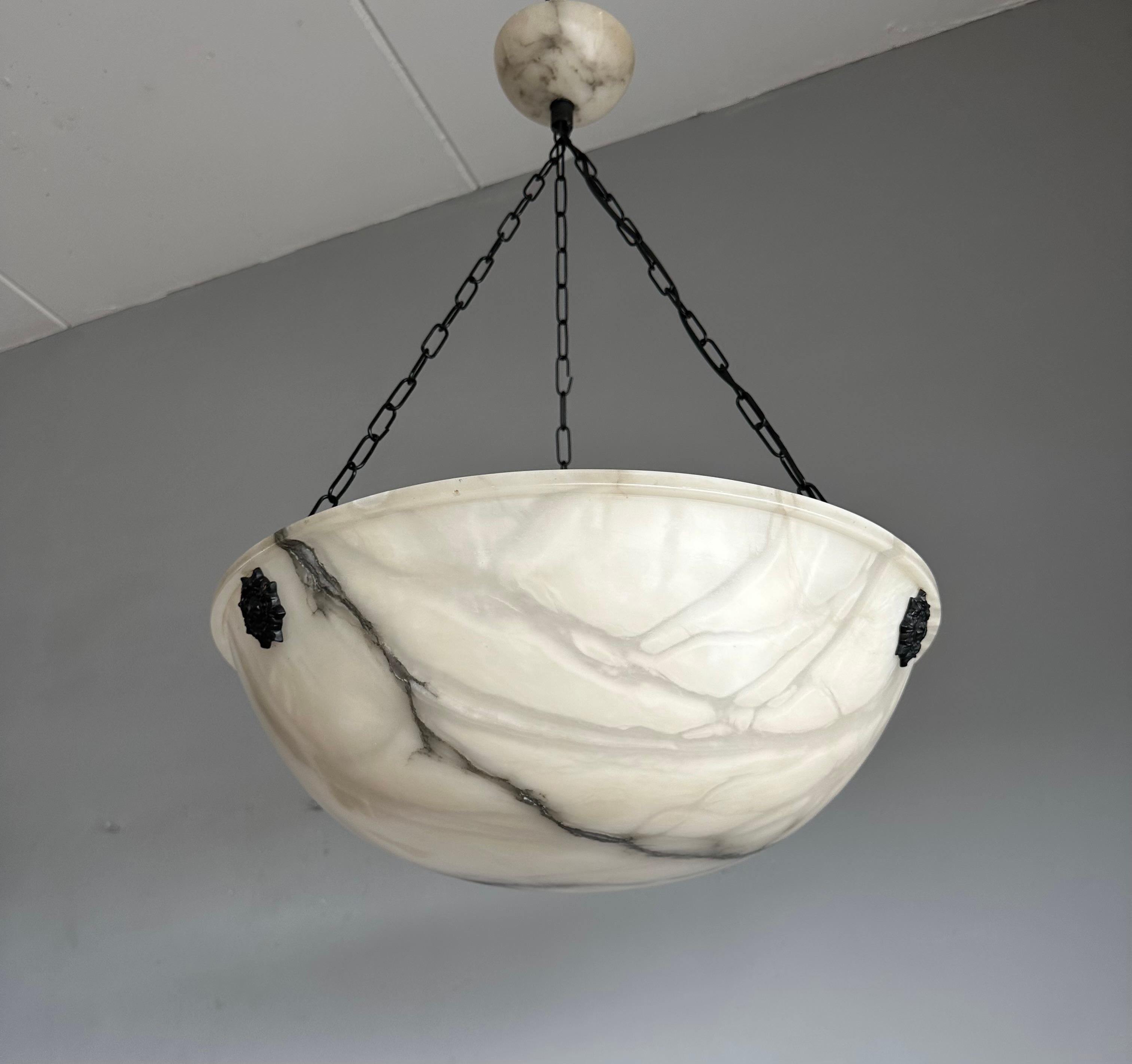 Extra große und wirklich zeitlose Art Deco 3-Licht-Hängeleuchte, die immer wieder beeindruckt.

Da wir uns auf die Beleuchtung des frühen 20. Jahrhunderts spezialisiert haben, ist es für uns immer ein Vergnügen, einen hochwertigen antiken