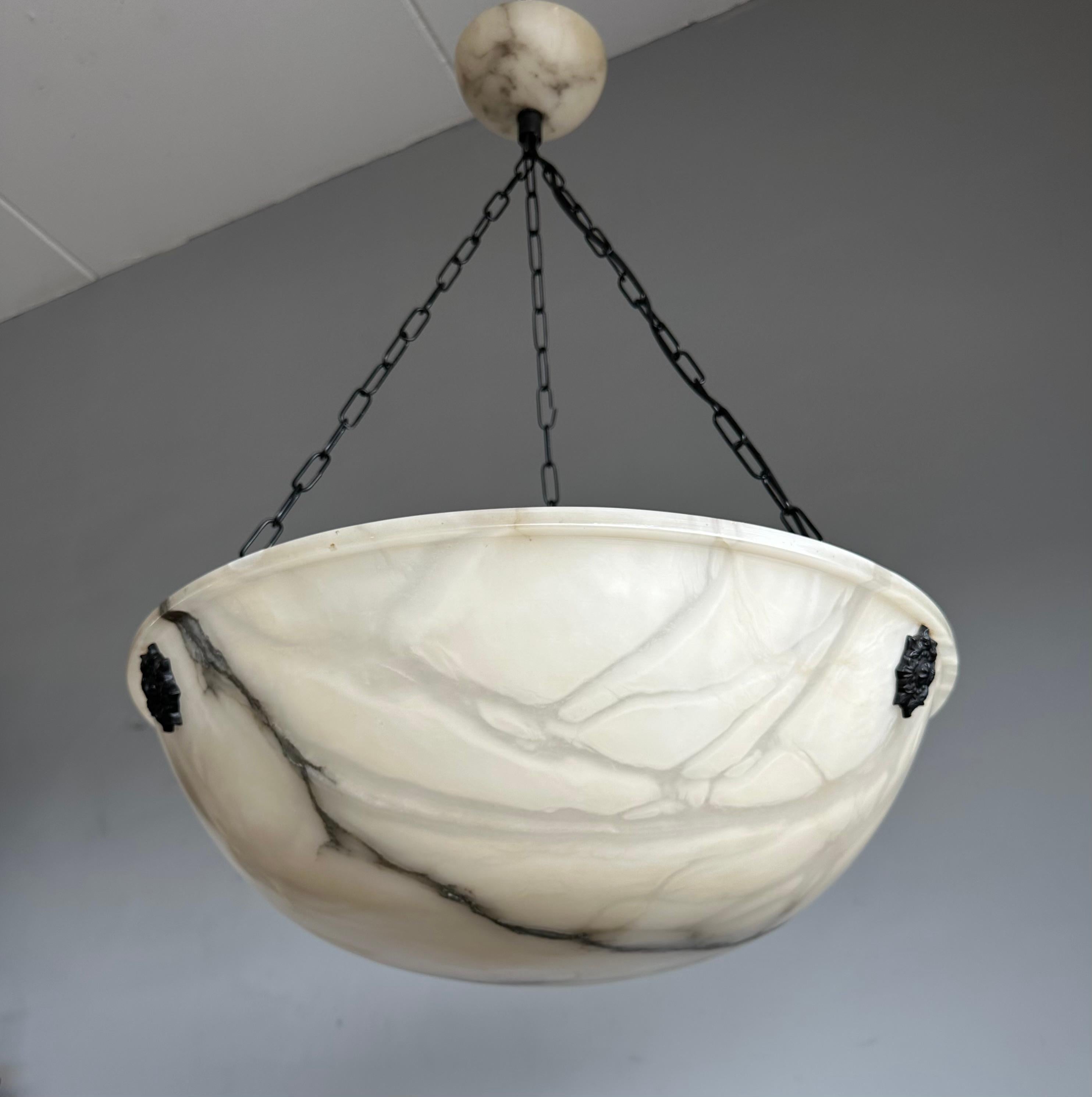Extra großer 21,8Ø & schönster Art Deco-Kronleuchter aus weißem und schwarzem Alabaster (Art déco) im Angebot