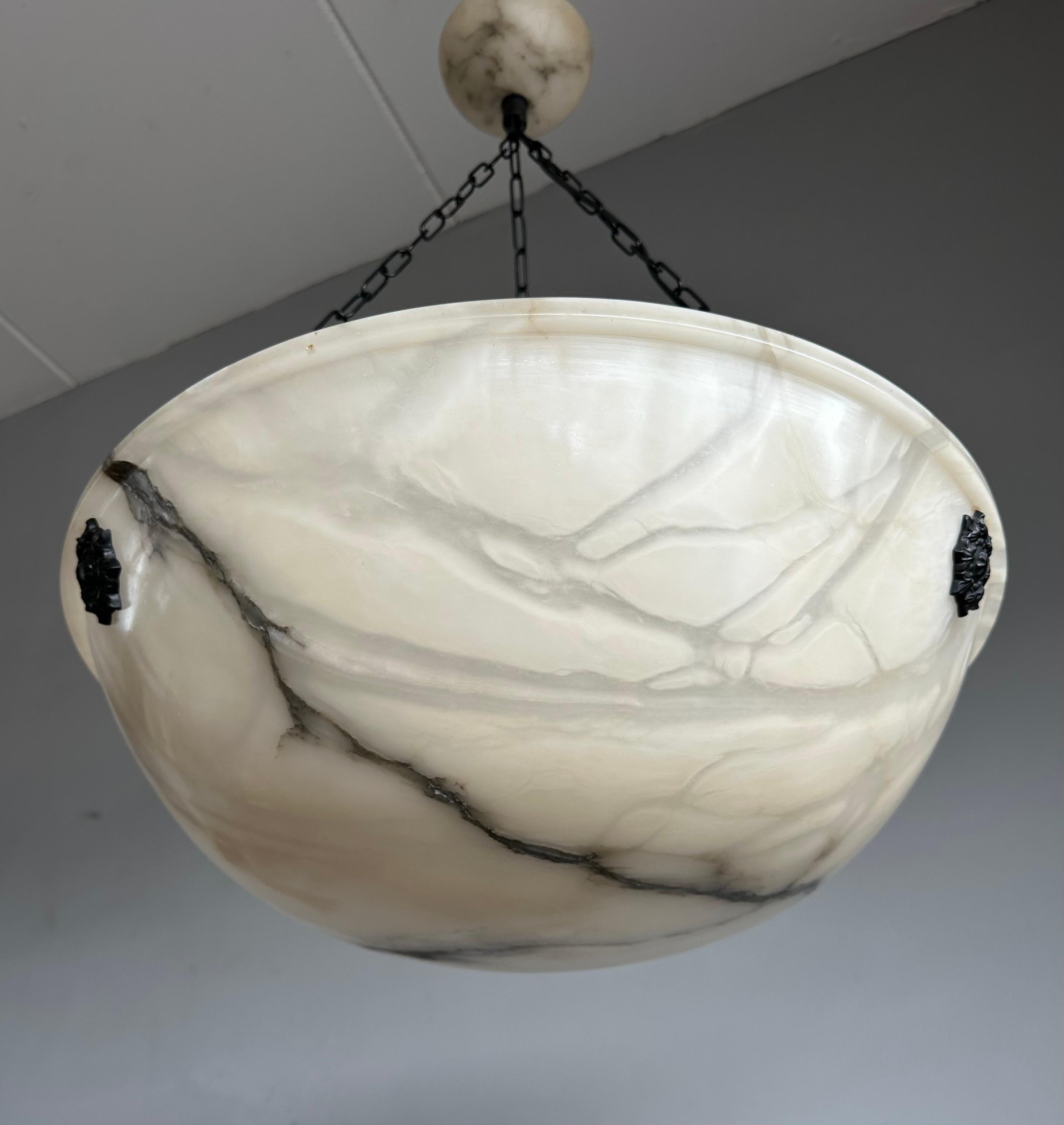 Extra großer 21,8Ø & schönster Art Deco-Kronleuchter aus weißem und schwarzem Alabaster (Italienisch) im Angebot