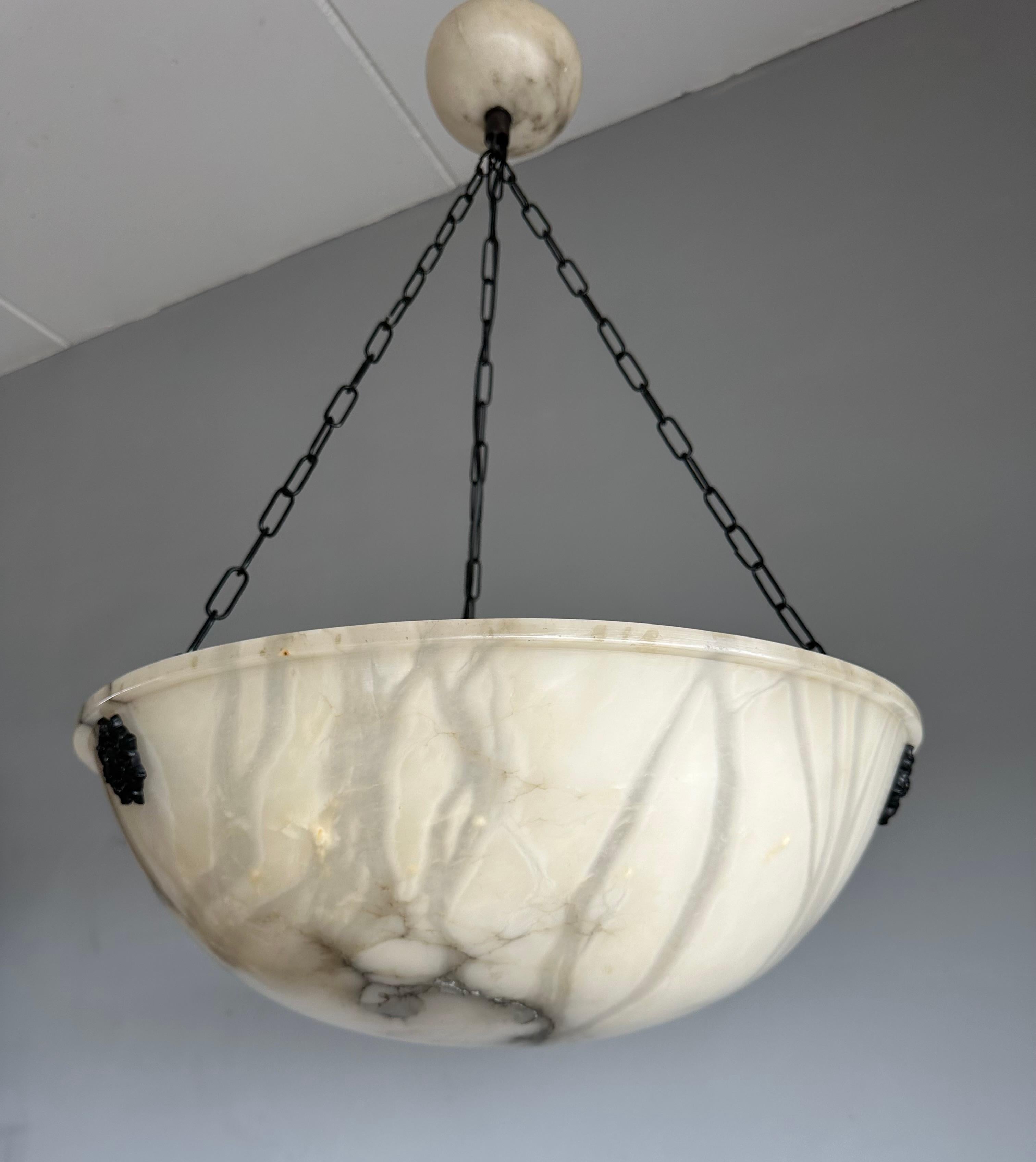 Extra großer 21,8Ø & schönster Art Deco-Kronleuchter aus weißem und schwarzem Alabaster im Zustand „Gut“ im Angebot in Lisse, NL