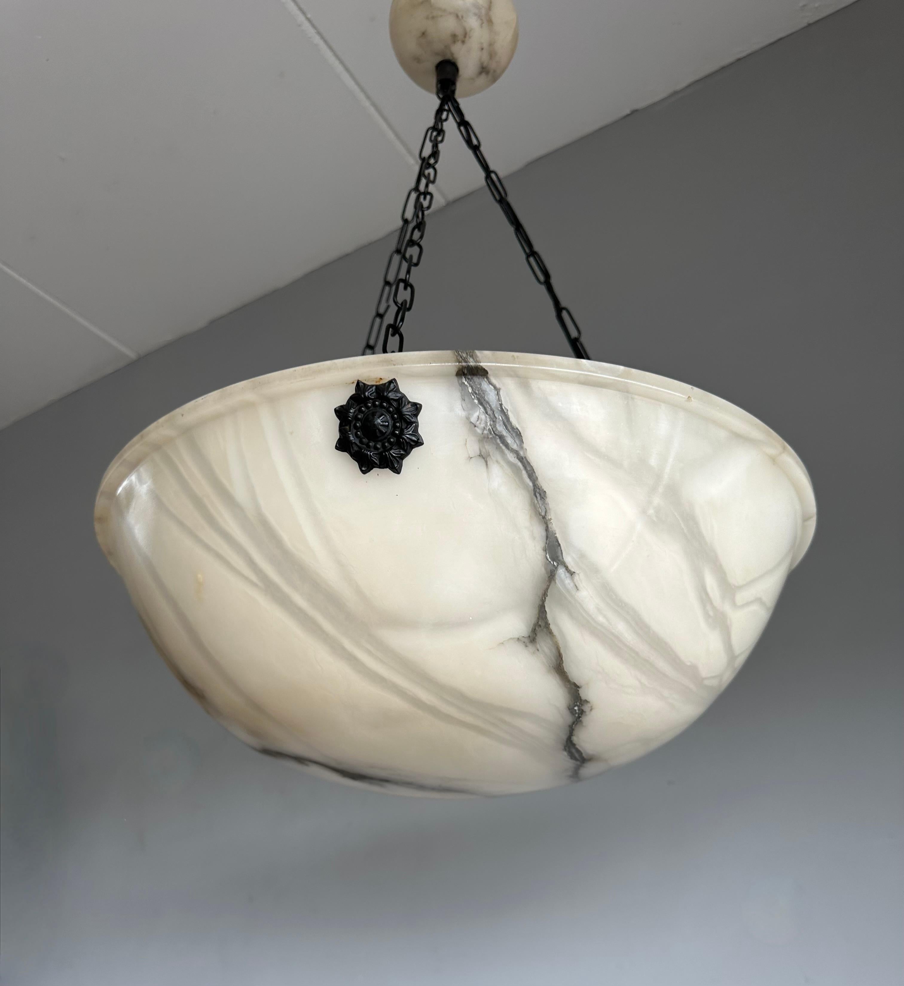 Extra großer 21,8Ø & schönster Art Deco-Kronleuchter aus weißem und schwarzem Alabaster (20. Jahrhundert) im Angebot