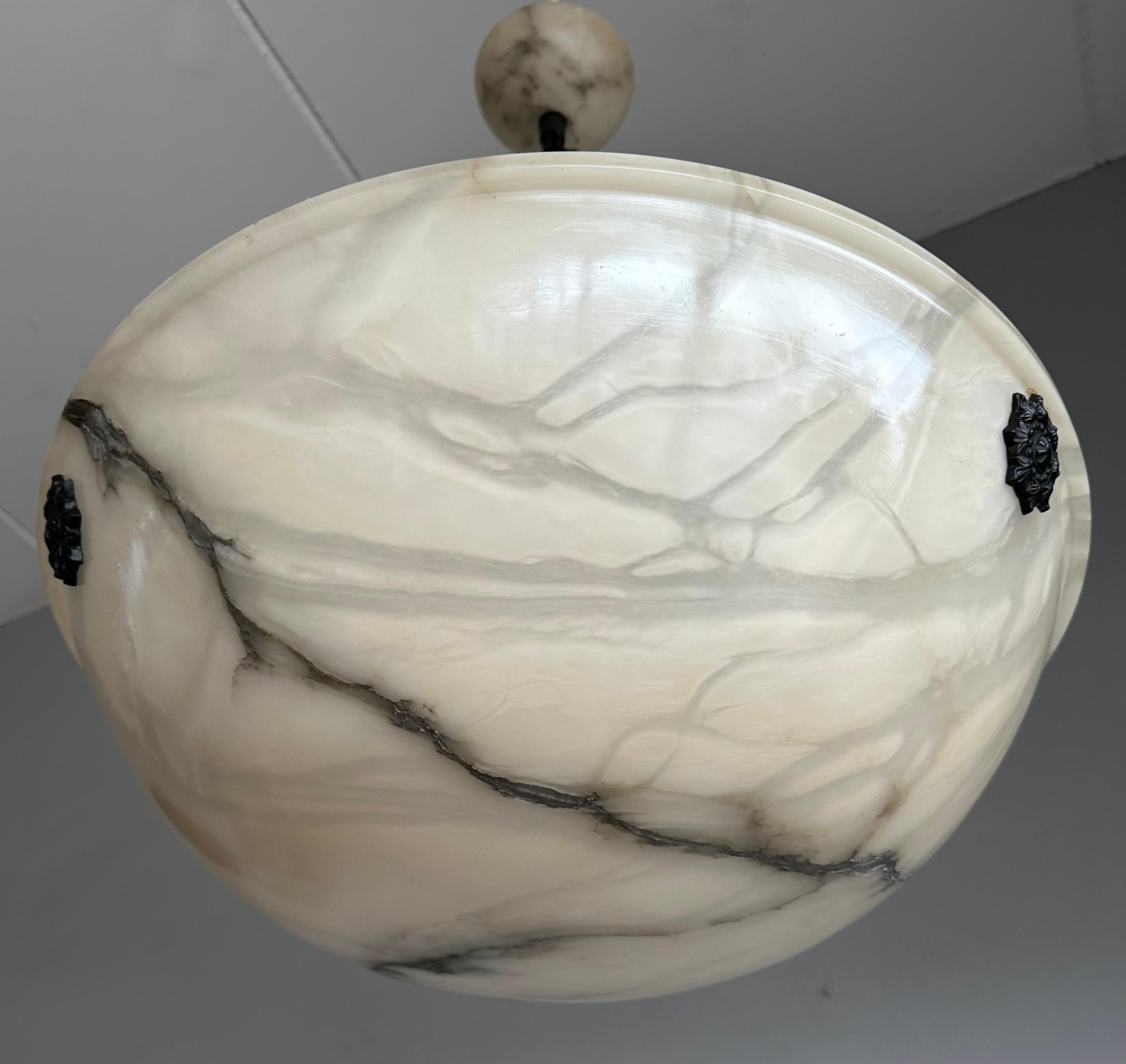 Extra großer 21,8Ø & schönster Art Deco-Kronleuchter aus weißem und schwarzem Alabaster (Messing) im Angebot