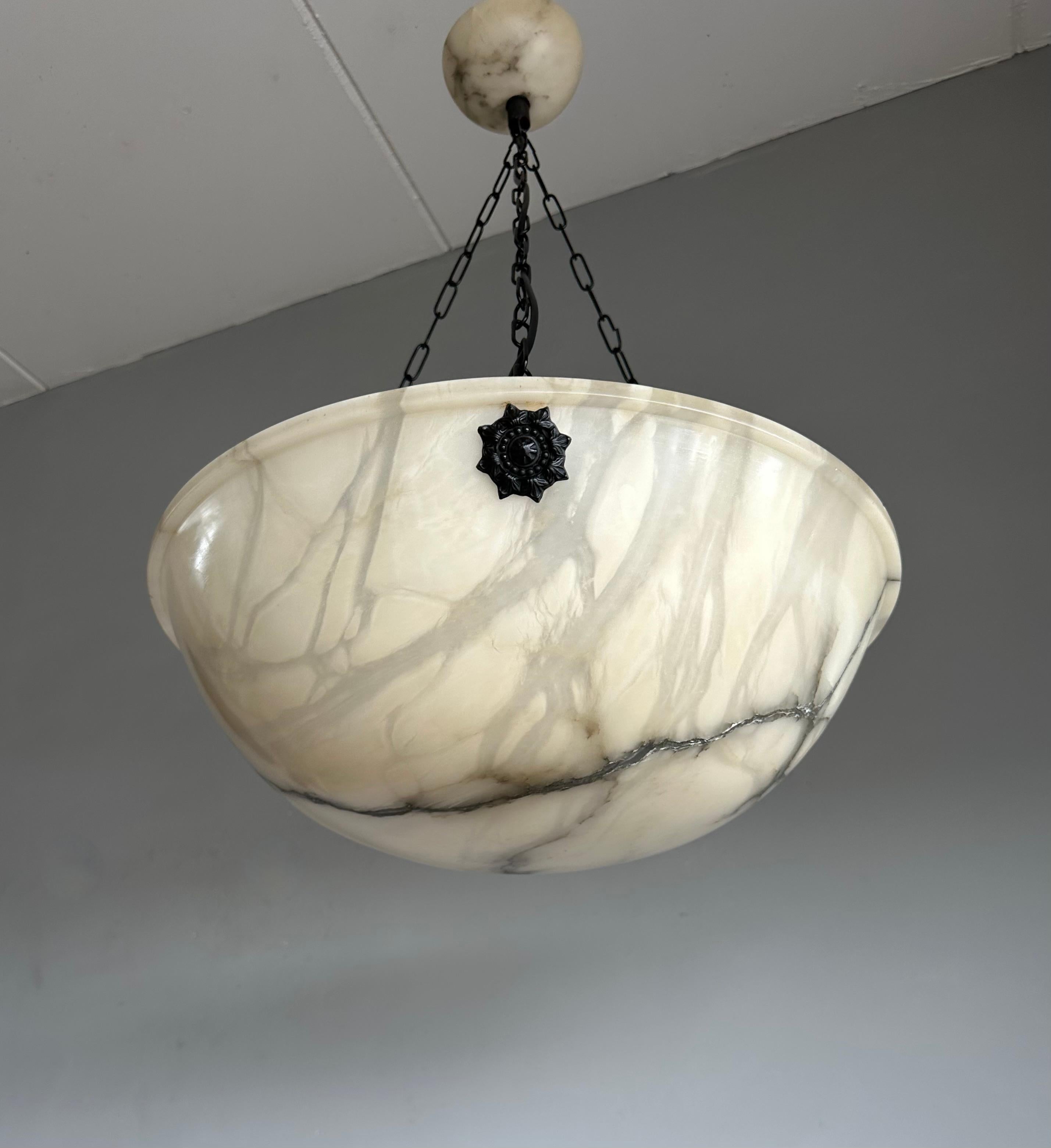 Extra großer 21,8Ø & schönster Art Deco-Kronleuchter aus weißem und schwarzem Alabaster im Angebot 1