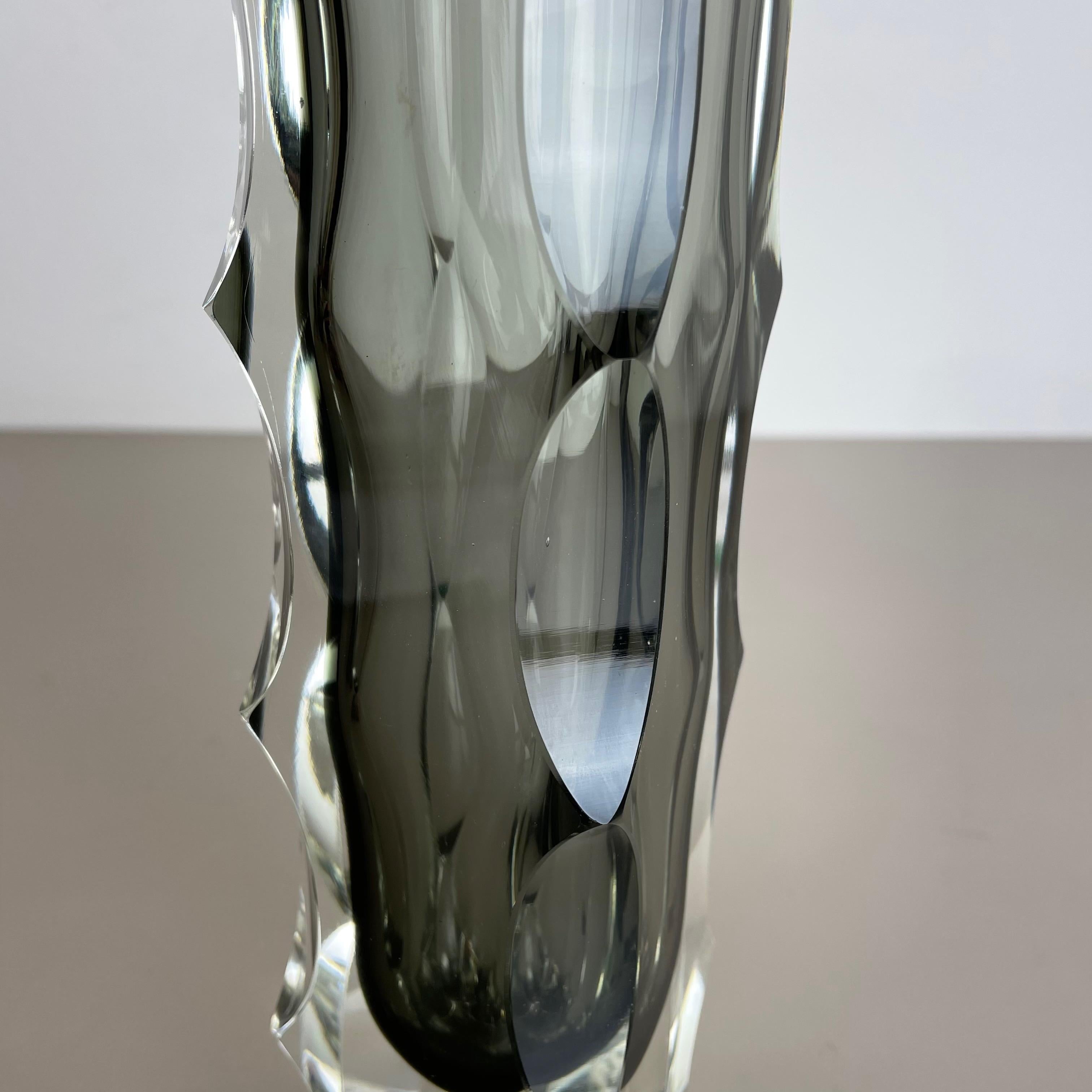 Extra Large Mandruzzato Faceted Glass Sommerso Vase Made in Murano, Italy For Sale 5