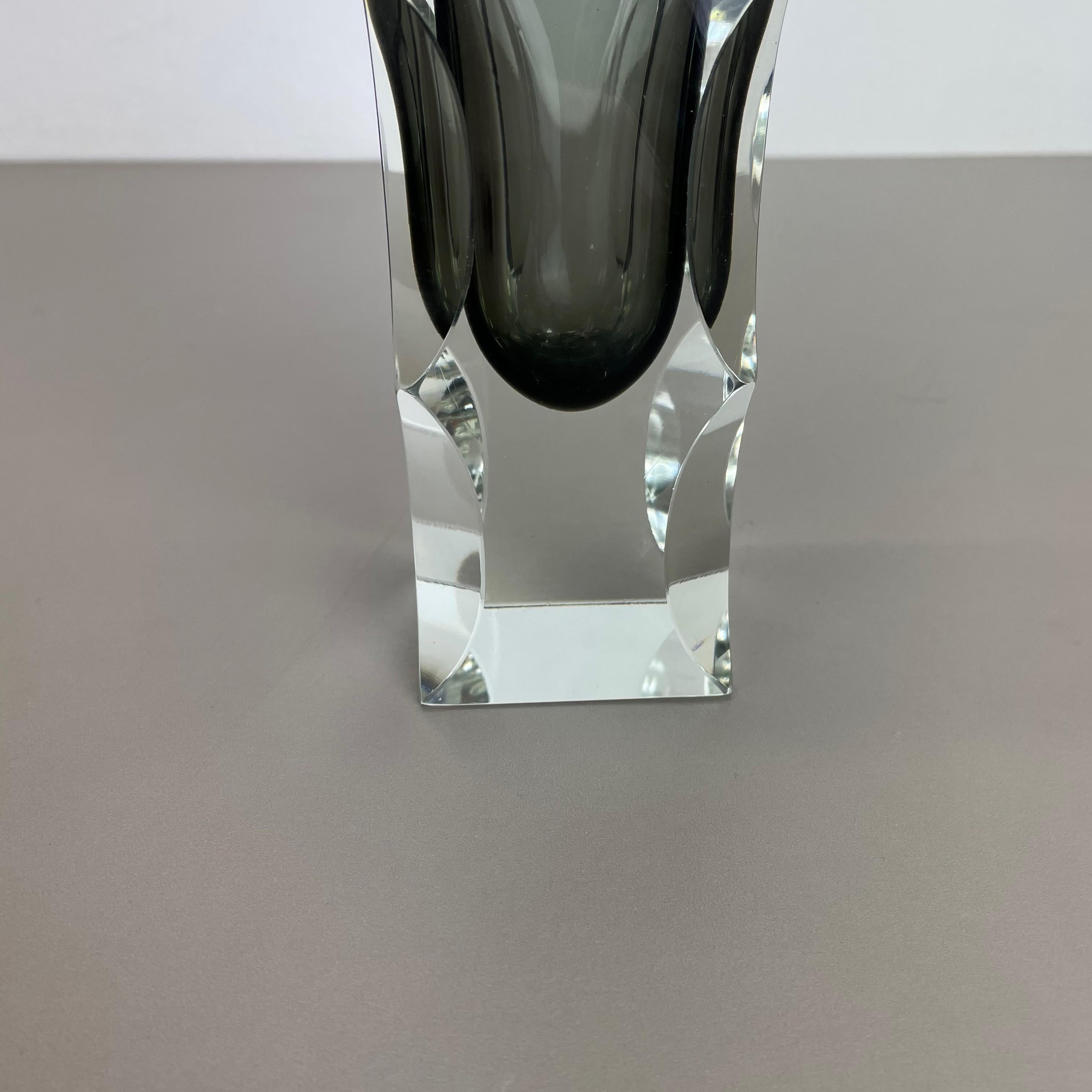 Extra Large Mandruzzato Faceted Glass Sommerso Vase Made in Murano, Italy In Good Condition For Sale In Kirchlengern, DE