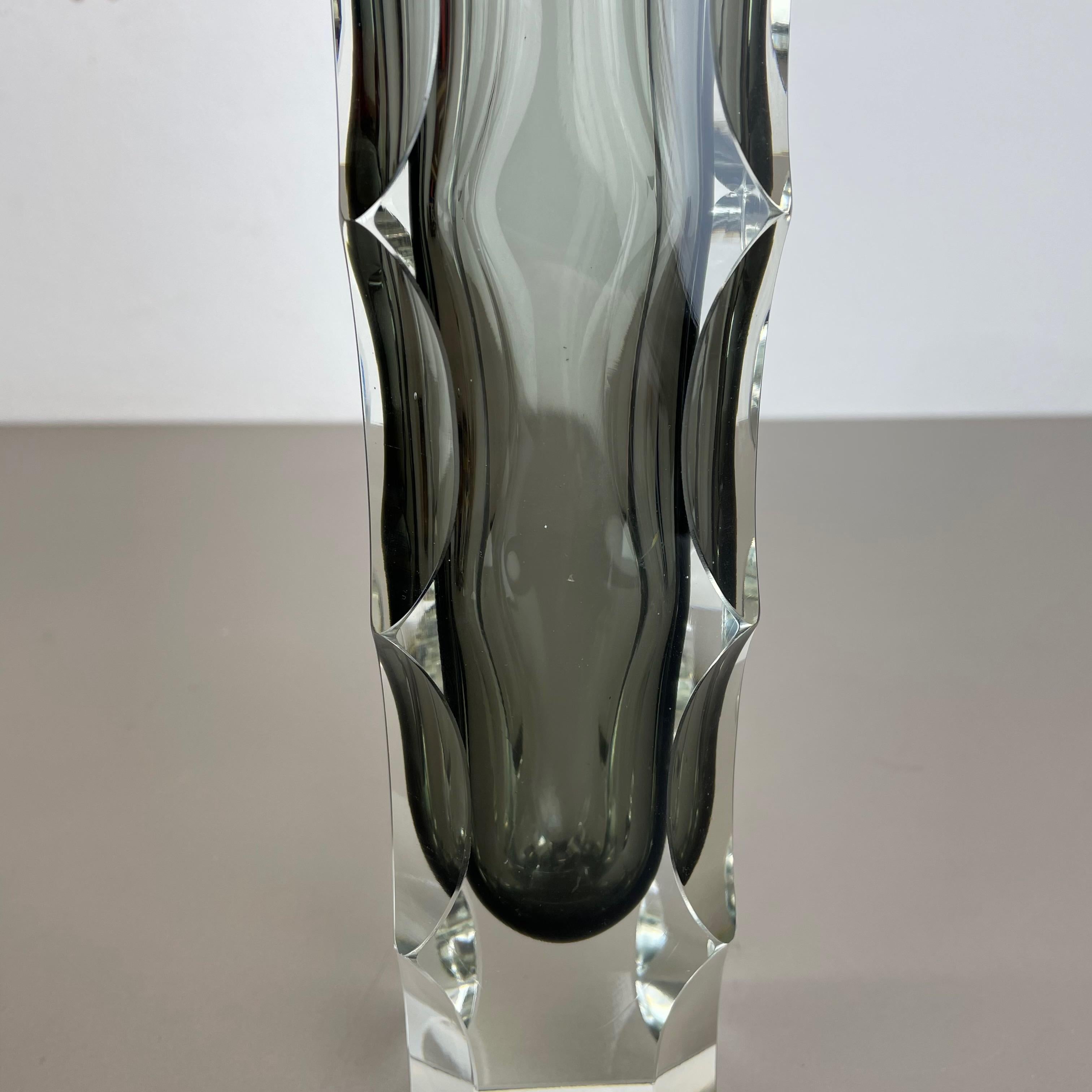 20th Century Extra Large Mandruzzato Faceted Glass Sommerso Vase Made in Murano, Italy For Sale