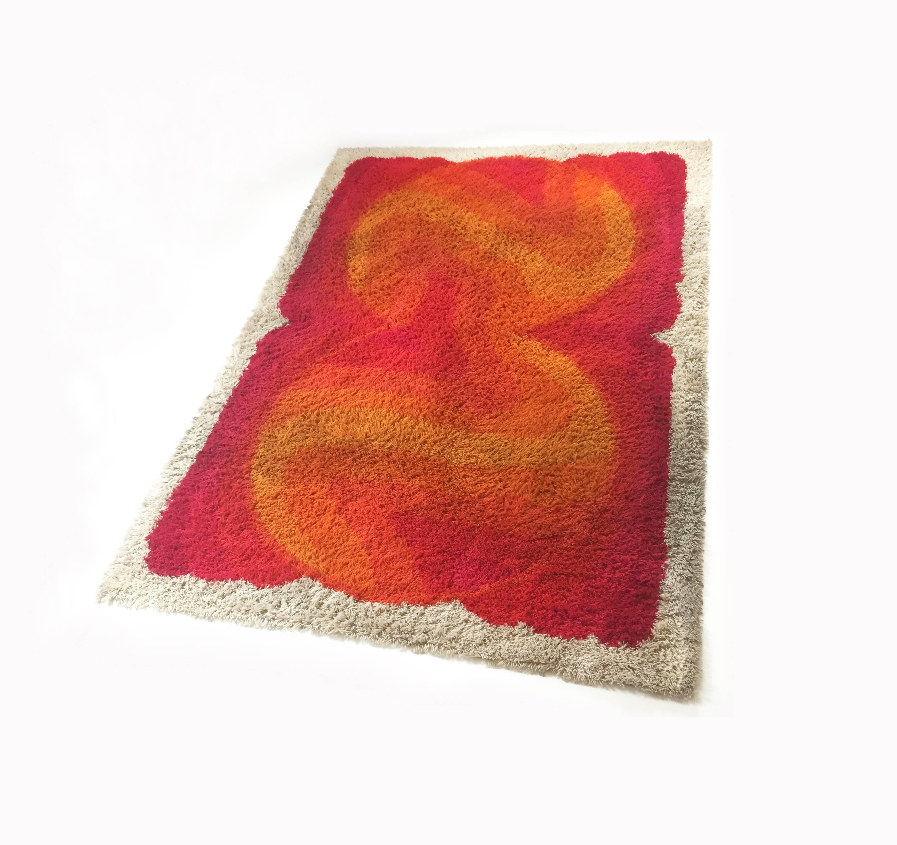 Article:

Original huge Rya rug


Decade:

1970s


Origin:

Netherlands


Producer:

DESSO



This rug is a great example of 1970s pop art interior. Made in high quality Rya handmade weaving technique. This high quality Rya rug