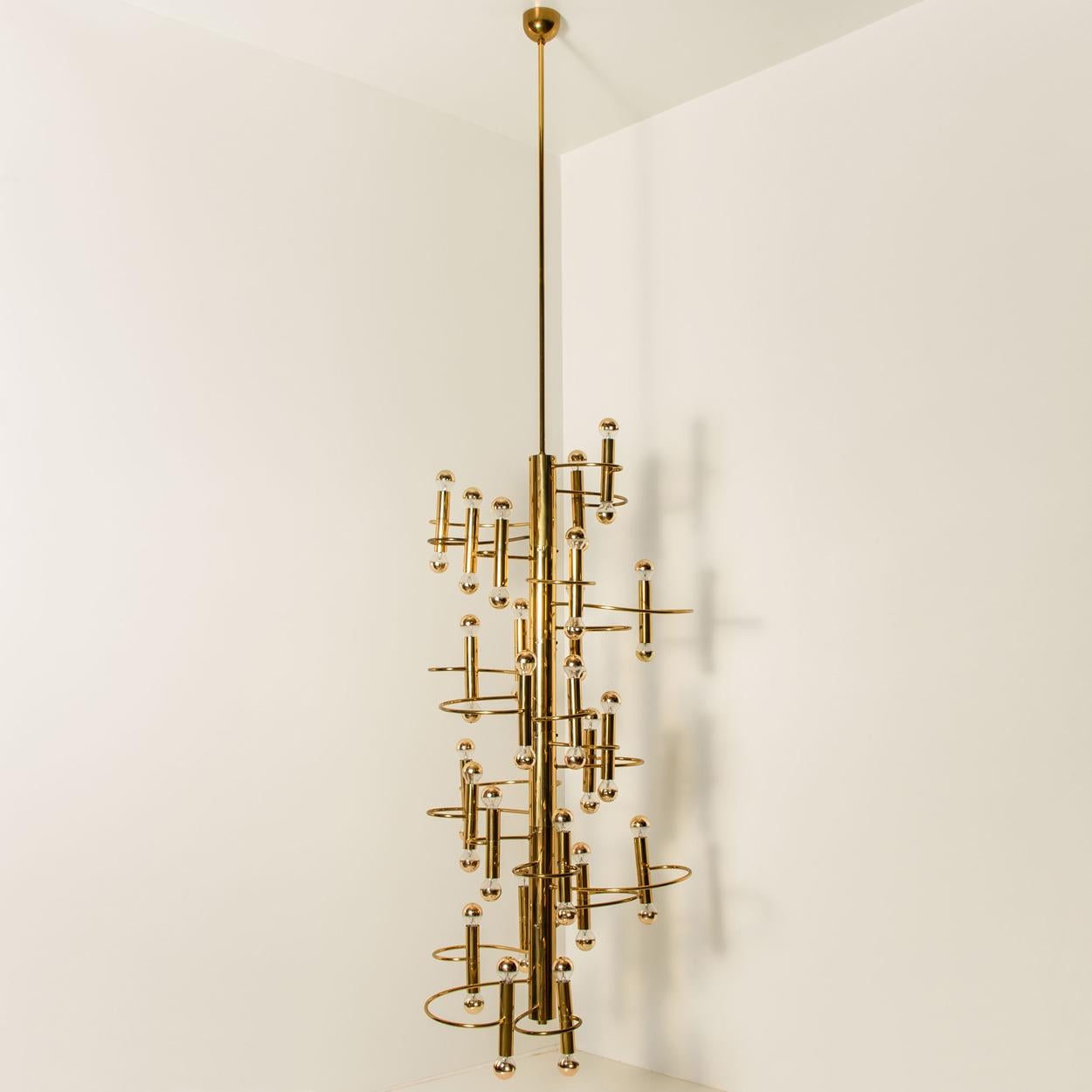 Impressive sculptural extra large brass ceiling fixture light flush mount lamp by Leola for Sciolari, 1970s
A unique high-end piece from the 20th century. I unique opportunity.

You can make your own stunning staircase solution. We can change rod