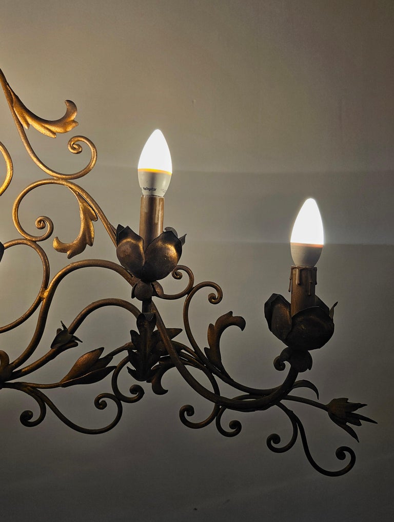 Lustre à 8 Lumières En Fer Forgé Peint à La Française, Orné De Feuilles Dacanthe Et De Volutes