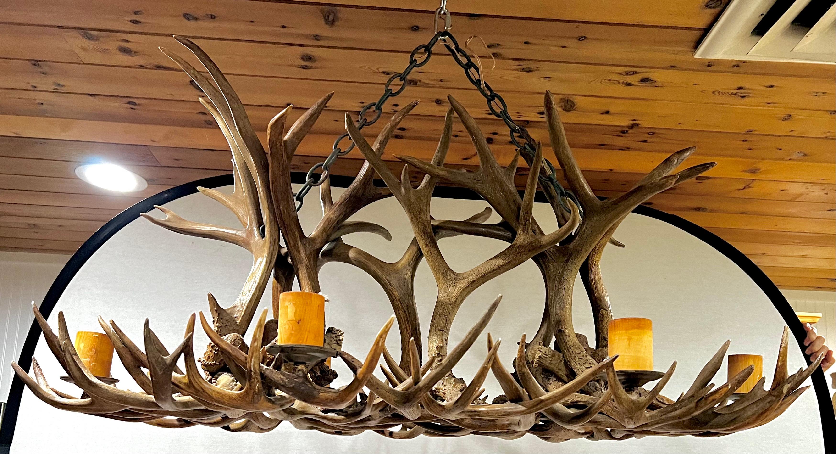 Stile Adirondack Lampadario in corno di resina Adirondack extra large largo quattro piedi in vendita