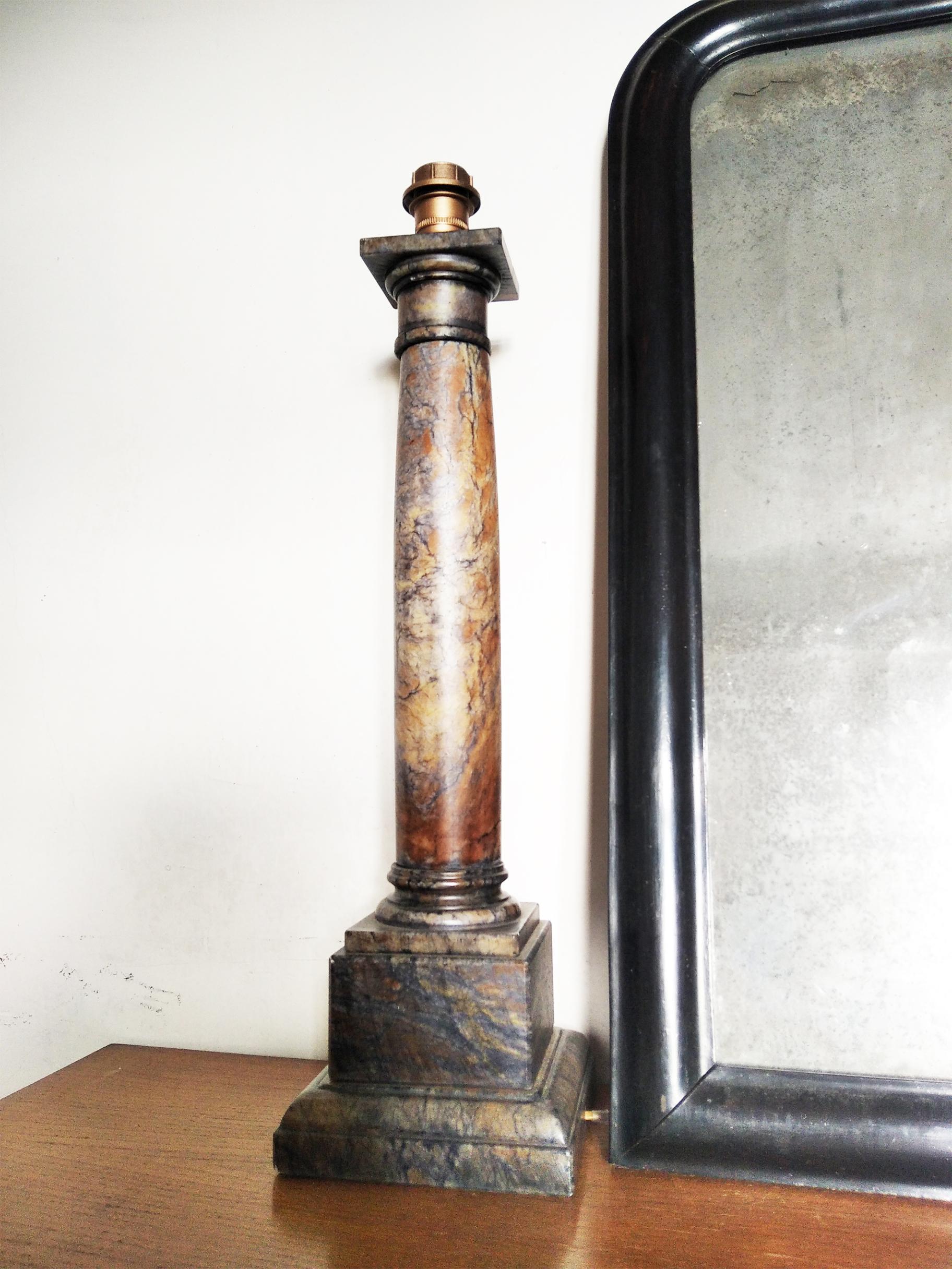 italien  Grande taille 73 cm  Lampes de bureau - Albâtre  Forme de la colonne Italie,  20ème siècle en vente