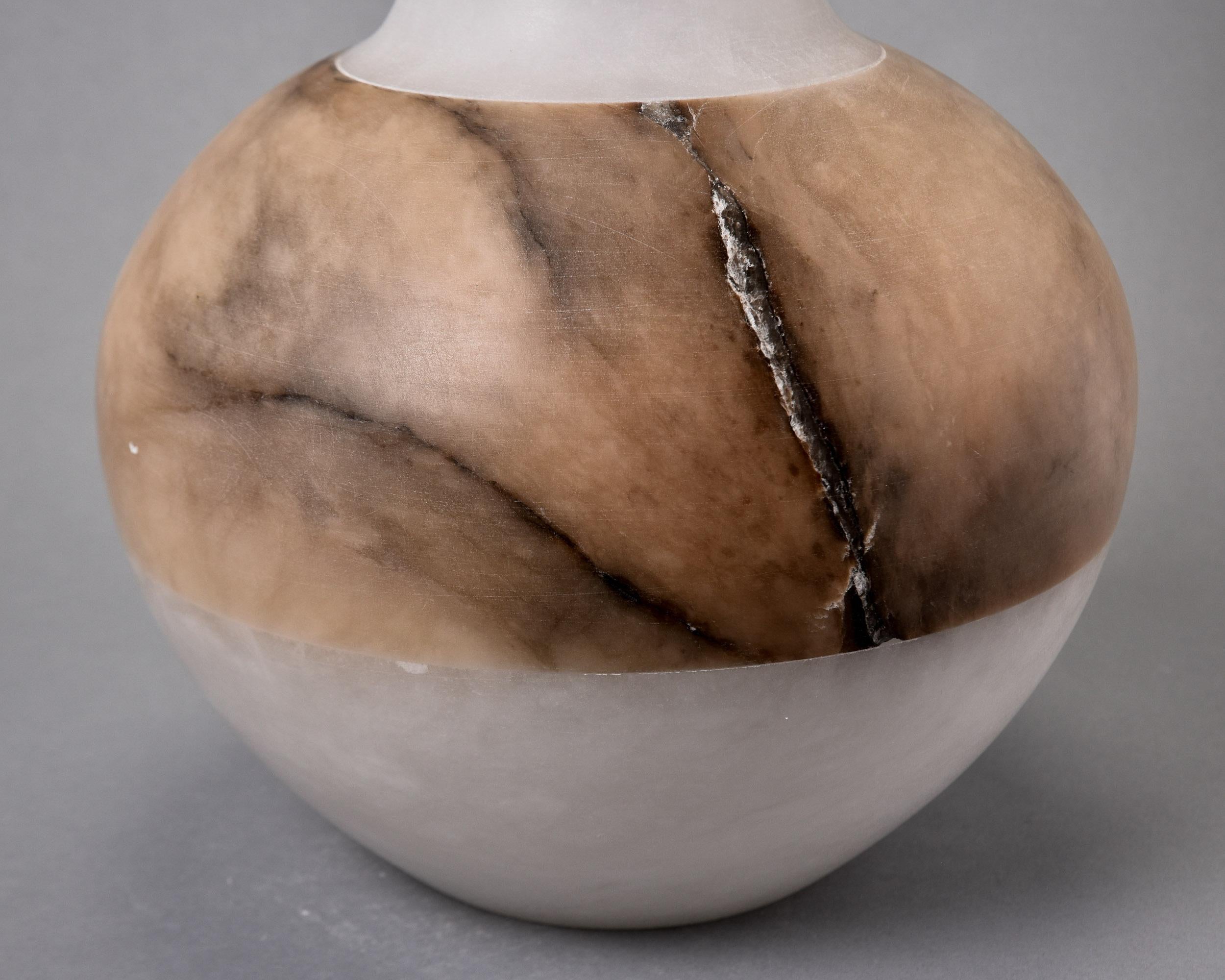 Extra große Alabastervase mit Bändern aus Bardiglio-Marmor im Angebot 5