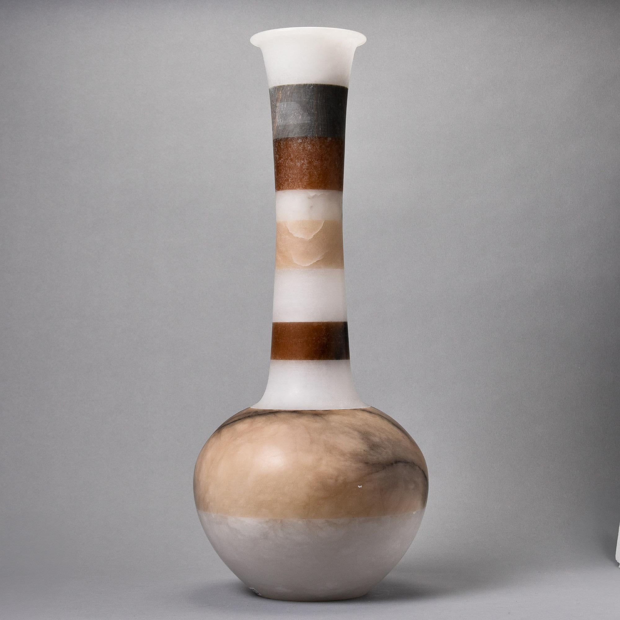 Extra große Alabastervase mit Bändern aus Bardiglio-Marmor (Moderne der Mitte des Jahrhunderts) im Angebot